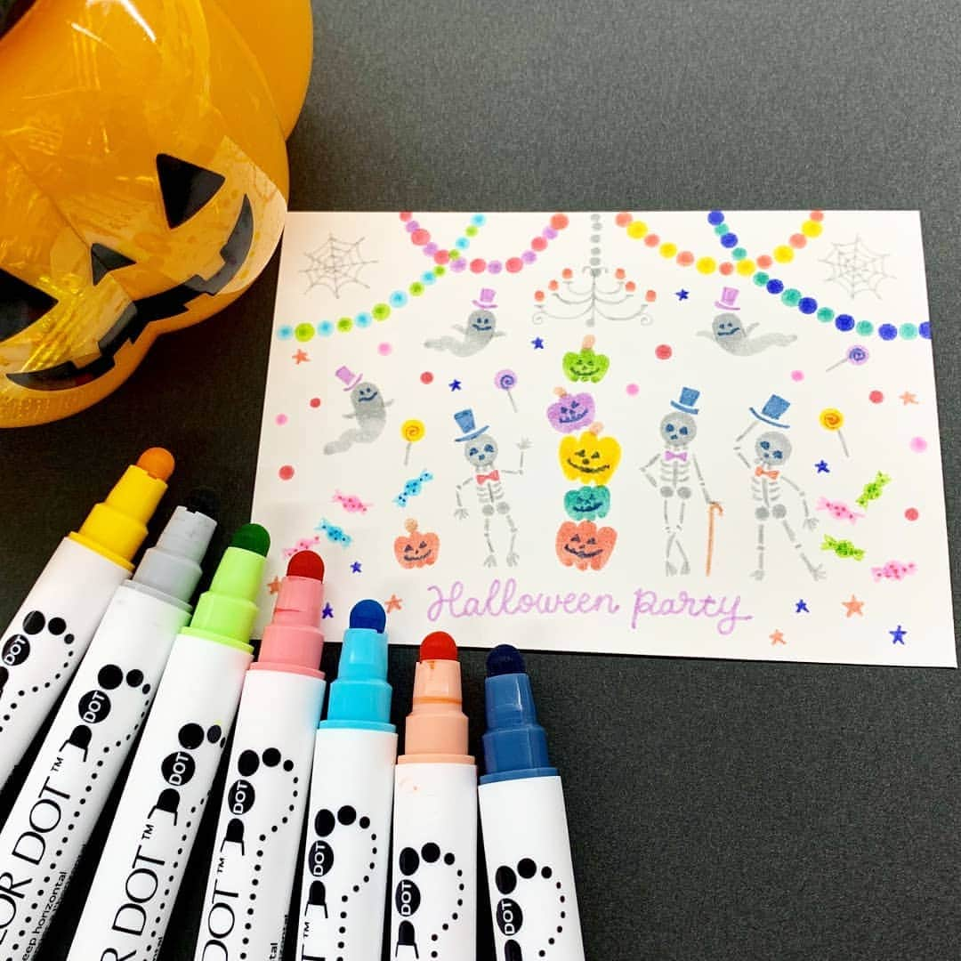 Kuretakeさんのインスタグラム写真 - (KuretakeInstagram)「Are you ready for Halloween party ?  ZIG CLEAN COLOR DOTでハロウィンパーティの招待状を描いてみませんか？  スタンプのようにドットが描ける丸芯と0.5mmのツインマーカーで、カードメイキングに最適です◎  #cleancolordot #ZIG #kuretake #zigkuretake #halloween #happyhalloween #halloweenparty  #halloweencard #greetingcards #zigcleancolor」10月30日 19時01分 - kuretakejapan