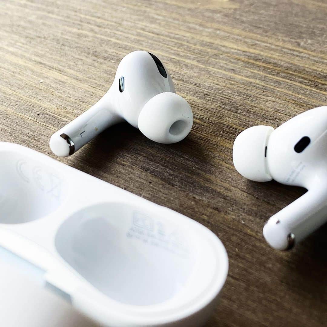 松村太郎のインスタグラム：「#AirPodsPro #ShotoniPhone11 ✅柔らかいシリコンチップは痛くならず、しっかり装着できるので、重くなったはずなのにつけていることを忘れる ✅中低音に厚みが増してちょうど良くなった ✅ノイズキャンセリングは耳がツンとならない自然さが良かった ✅外部音の取り込みの遅延のなさは驚き」