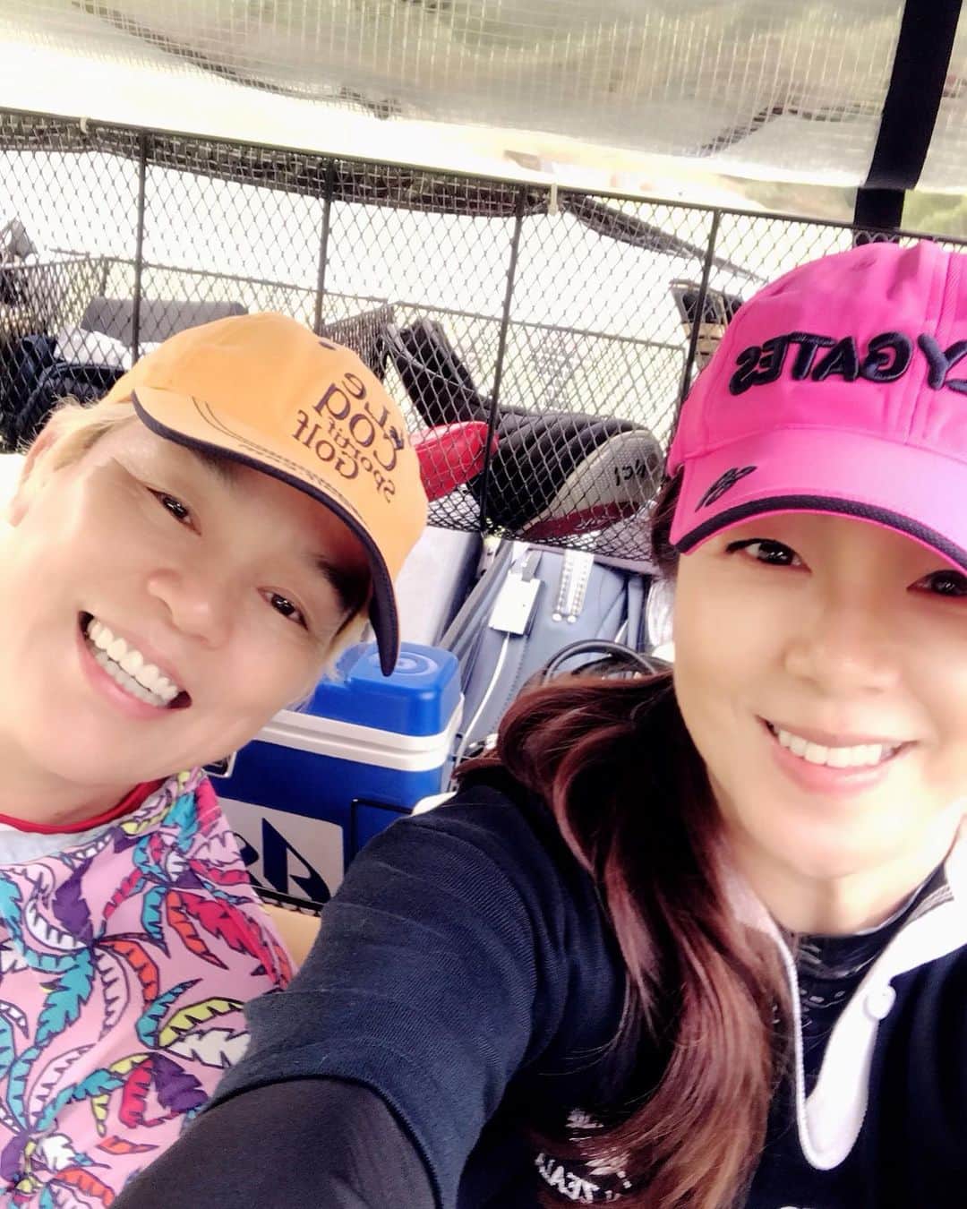井上貴子のインスタグラム：「本日 神取さんリアルバースデー🎂  いつも参加させてもらってる ゴルフコンペがたまたまこの日！  今朝は濃霧で交通機関が乱れ 大幅に時間が遅れたり 組み替えがあったり バタバタしたけど  さすがは大人のパイセンばかり^ ^  みなさんの状況判断っぷりも 臨機応変っぶりもすばらしー^ ^  お.と.な  Happyで^ ^  #井上貴子  #LLPWX #女子プロレス #紅緒と柊音 #トイプードル #赤坂BLITZ12月6日 #神取さんお誕生日 #おめでとうございます #ゴルフコンペ」