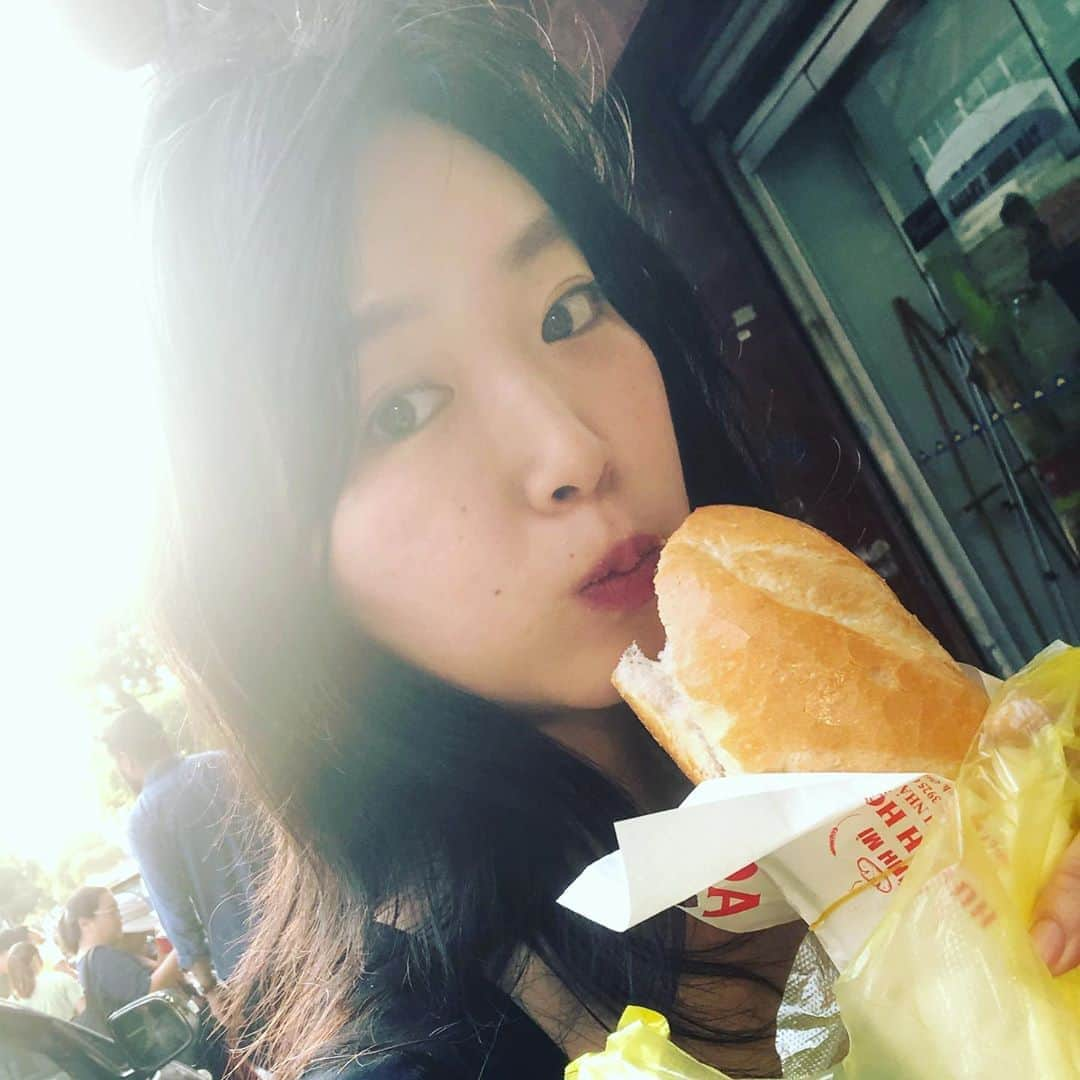 佐々木心音さんのインスタグラム写真 - (佐々木心音Instagram)「ただいま戻りました！ ただいま、東京。 . ブログ更新！ 「旅のしるし」 ameblo.jp/kokone-sasaki/ . 写真はバインミーを食べる女 . . . #vietnam #hochiminh #vacation #actress #singersongwriter #kokonesasaki #ベトナム旅行 #ホーチミン #バインミー #ローカルな店 #佐々木心音 #ただいまー」10月30日 19時13分 - sasakikokone