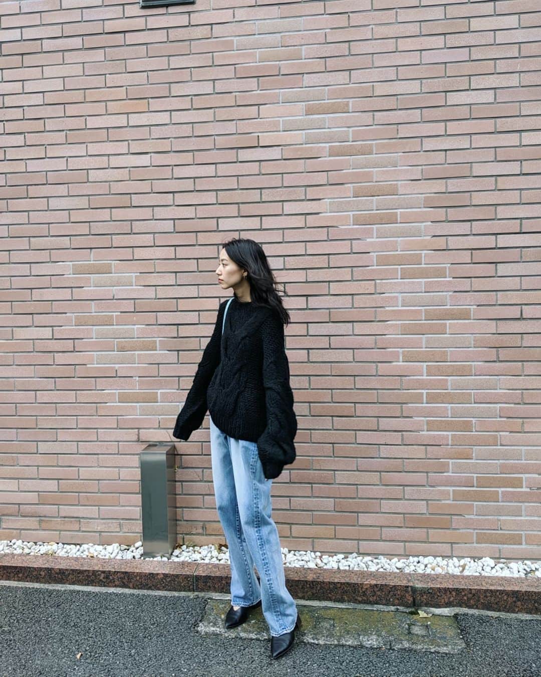 Shiho Sasakiのインスタグラム：「編み地がとっても可愛いKnit🧶 やっぱりシンプルにデニムで合わせるスタイリングが好きだなぁ💘 コーデの詳細はストーリーのリンクから飛べます✈️ #MOUSSY#MOUSSYSNAP#MOUSSYJEANS」