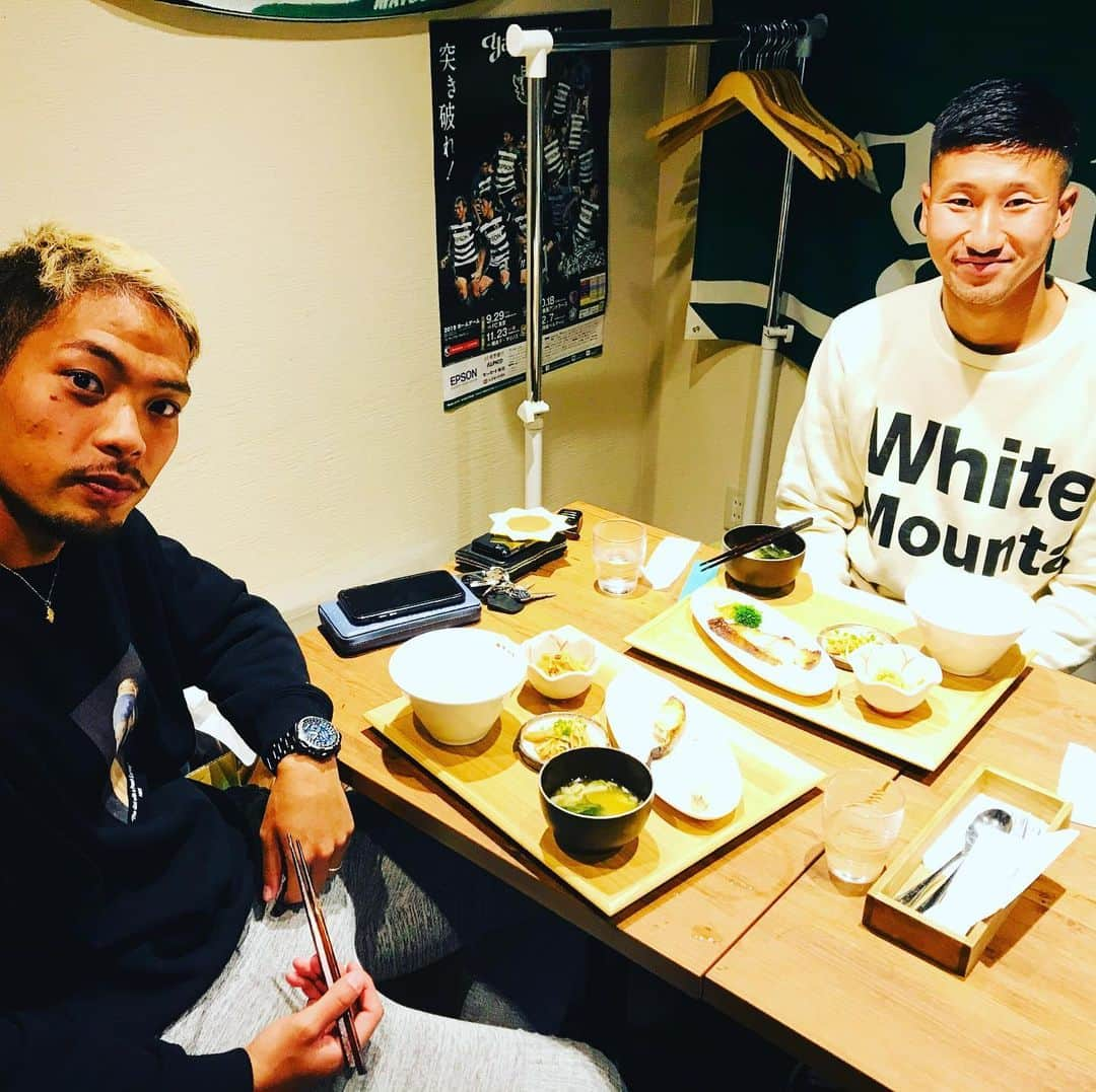 片山真人さんのインスタグラム写真 - (片山真人Instagram)「【ガチャスタグラム 仕事編】  今日はカフェトークの日☕️⚽️ 普通バージョンかと思いきや… やりきった感めっちゃ満載の時間😎  #カフェトークハッピーハロウィン編 #今回はハロウィン前日やから特別🎃 #喫茶山雅 オリジナルイベント #田中謙吾 髪の毛染めたことない男 #服部康平 スーパーは安曇野まで行く男 #トークショー はいつも通り🎤 #写真撮影会から仮装タイム🧛‍♂️ #なぜか女子高生風 #頑張ってやりきってくれた2人ありがとう👏 #片山真人 #gacha #ベジータ #スカウター は私物 なぞの #進撃の巨人 #誰やこれ⁇ #たぶんこのガタイは奴や😏 #大盛況のイベント #みんなの笑顔に癒された件 #来てくれたみんなありがとう😊 #松本山雅FC #yamaga #onesoul ☝️ #イベント終了後は普通に喫茶山雅で夕飯 #明日は喫茶山雅ハロウィンパーティー🥳 #ガンズくん も登場予定 #みんな是非来てや👍 #がんばろう長野チャリティーTシャツ #本日あと1個で終了 #明日も頑張ろかー💪」10月30日 19時20分 - gachastagram.11