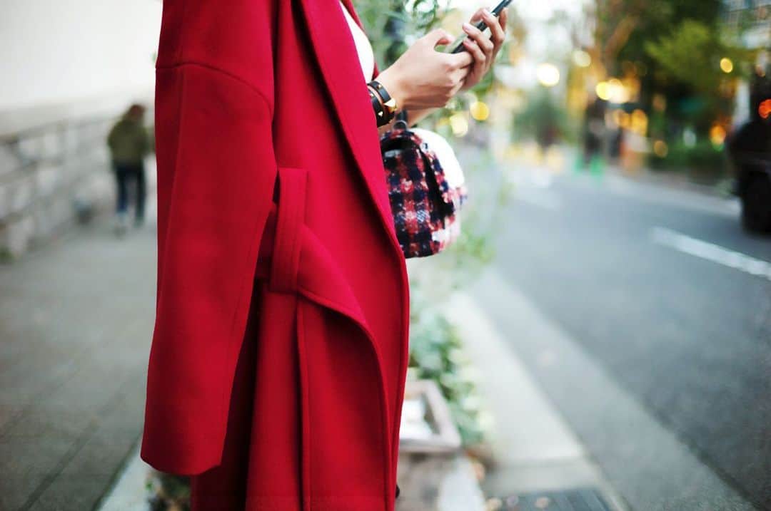 井上晃子さんのインスタグラム写真 - (井上晃子Instagram)「記憶に残る色を身に纏う♥️ 真っ赤なロングコート🥀 今年の色味は少し落ち着いた RED RED RED!💋 . . #akiki#aw19#red#coat #madeinjapan」10月30日 19時23分 - akiki_2015