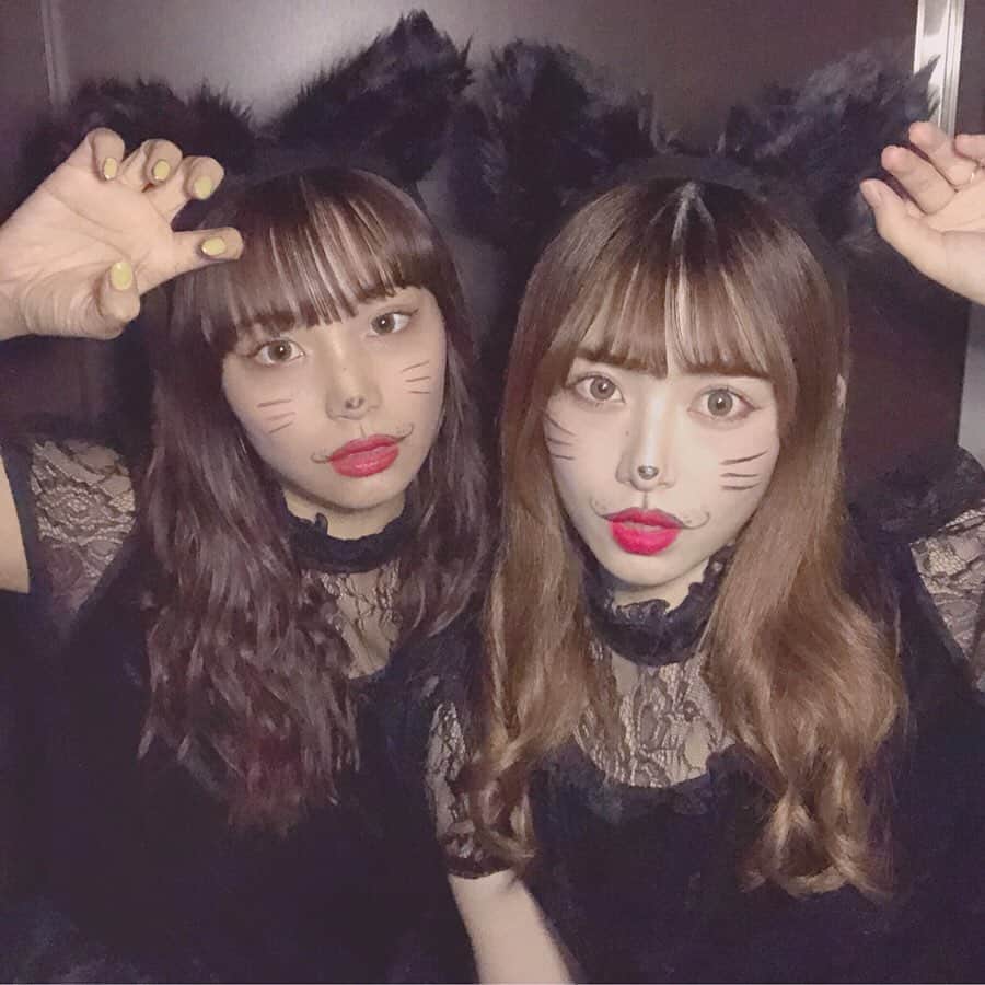 青木菜花のインスタグラム：「.﻿ .﻿ ののちゃんと黒猫になったよ🐱💞﻿ みんなは何の仮装するの〜？﻿ .﻿ .﻿ #猫メイク #黒猫コス #黒猫 #ハロウィン #ハロウィンメイク #ハロウィンコスプレ #ハロウィン仮装 #仮装 #ハロウィンパーティー #halloween #instagood #とりっくおあとりーと #instalike #instalove #l4l #f4f」