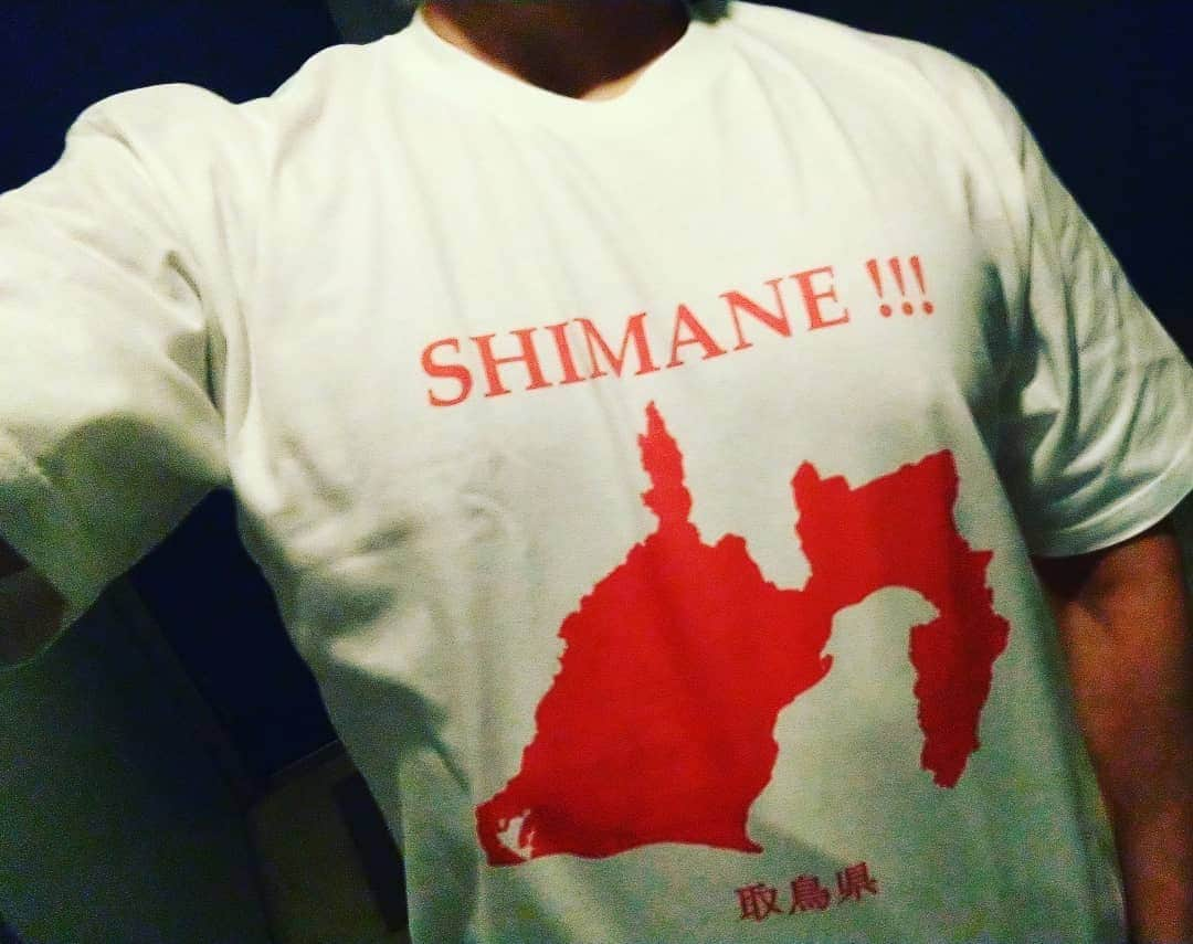 カズレーザーさんのインスタグラム写真 - (カズレーザーInstagram)「ブラボーでベラボーに可愛いTシャツ貰ったの巻！  #取鳥県 #ホントなにもかもダメ」10月30日 19時27分 - kazlaser