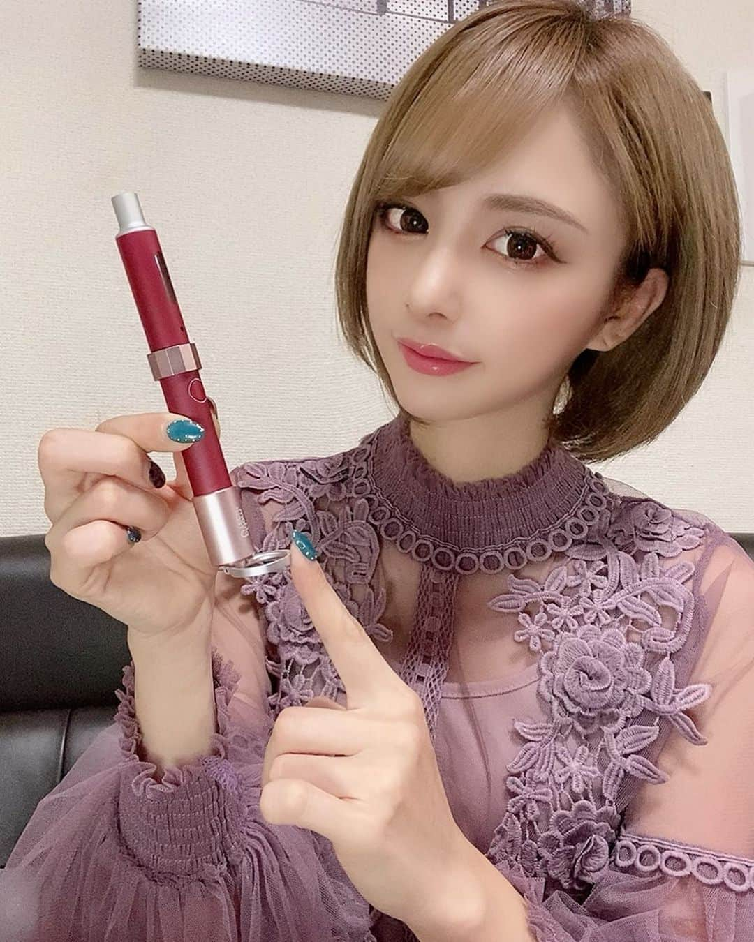 サキ吉さんのインスタグラム写真 - (サキ吉Instagram)「プルームテックプラス( @ploom_official )から 「リラックス・ワインレッド」 「アーバン・ディープバイオレット」 の2色が11月1日から数量限定でコンビニで販売されるよ🙆‍♀❣️ ECサイトやショップでも買えるみたい✨ ． アクセサリーも付けて可愛さ＆便利さup✨ 真ん中のは転がり防止で、 下についてるのは立てることが出来るの💡 ワインレッドの本体に合わせてピンクだよ❤️ 見た目もオシャレっていいね✨ ． #PR #ploomtechplus #プルームテックプラス #NEWCOLOR」10月30日 19時33分 - sakikichi1201