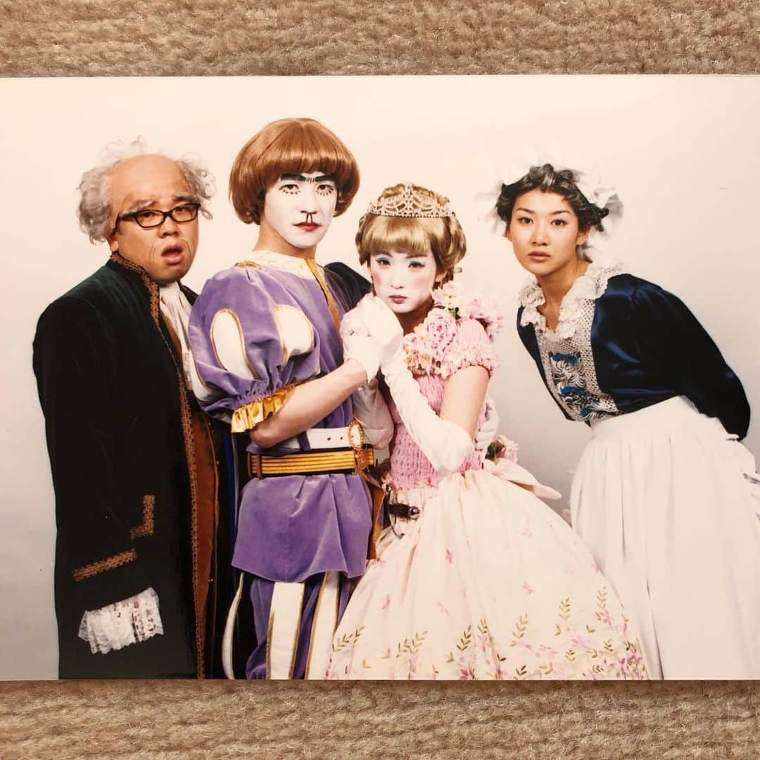 千秋さんのインスタグラム写真 - (千秋Instagram)「これはさすがに覚えてる。 「王子様お姫様」👑 アンソニーとイライザだっけ。自分で命名したような🤔❓（キャンディキャンディの影響大） なんかミュージカル調に歌ってるんだっけ？  そろそろなくなりますよ🍀 まだ出てきてない、みんなの好きなコントユニットありますか？  #倉庫片付けてたら昔の写真出てきたシリーズ 20  #ウリナリコントライブ #内村光良 #天野ひろゆき #藤崎奈々子 #千秋 #ウリナリ」10月30日 19時35分 - chiaki77777