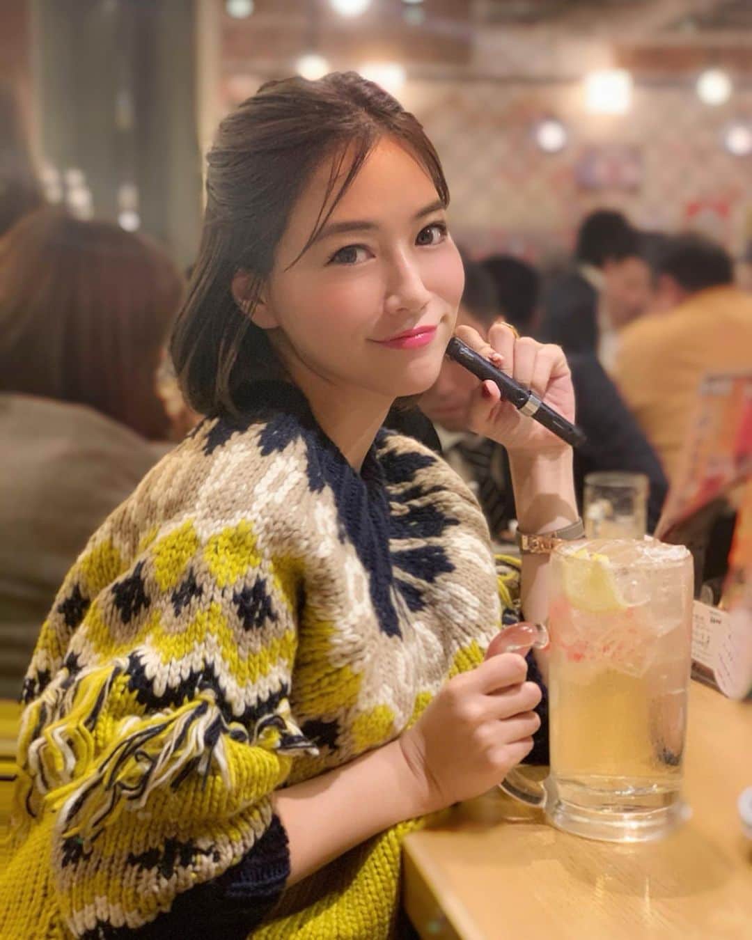 石井里奈さんのインスタグラム写真 - (石井里奈Instagram)「こんばんは😊❤️ . 今夜は里奈ログ😋😋✨ 大好きなビールと餃子🥟🍺 . 博多酒場だったので鉄板餃子で柚子胡椒だけでいただくもちもち餃子、最高だったー😋❤️ . そして久々のプルームテックプラスのご紹介✨11/1から数量限定で、リラックス・ワインレッド、アーバン・ディープバイオレットの2色がコンビニで販売されるよ💕 . スタイリッシュなデザインでおしゃれだし、別売りの専用アクセサリでカスタマイズしてみました💁‍♀気になる方は要チェック！ . 今日もお疲れ様でした❣️ . #りなまるグルメ #博多グルメ #福岡グルメ #鉄板餃子 #餃子 #gyoza #beer #ビール #福岡 #博多 #fukuoka #hakata #ビール女子 #居酒屋 #PR #ploomtechplus @ploom_official #プルームテックプラス #NEWCOLOR #ハイボール #グルメ #グルメ女子 #福岡旅行 #九州グルメ #九州 #dinner #夜ご飯 #餃子パーティー #餃子好き」10月30日 19時40分 - ri7tin1025