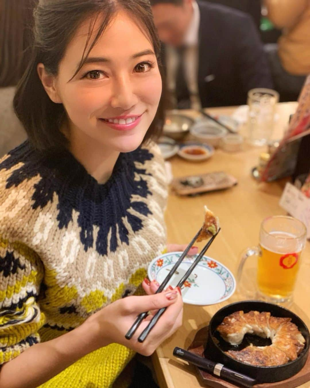 石井里奈さんのインスタグラム写真 - (石井里奈Instagram)「こんばんは😊❤️ . 今夜は里奈ログ😋😋✨ 大好きなビールと餃子🥟🍺 . 博多酒場だったので鉄板餃子で柚子胡椒だけでいただくもちもち餃子、最高だったー😋❤️ . そして久々のプルームテックプラスのご紹介✨11/1から数量限定で、リラックス・ワインレッド、アーバン・ディープバイオレットの2色がコンビニで販売されるよ💕 . スタイリッシュなデザインでおしゃれだし、別売りの専用アクセサリでカスタマイズしてみました💁‍♀気になる方は要チェック！ . 今日もお疲れ様でした❣️ . #りなまるグルメ #博多グルメ #福岡グルメ #鉄板餃子 #餃子 #gyoza #beer #ビール #福岡 #博多 #fukuoka #hakata #ビール女子 #居酒屋 #PR #ploomtechplus @ploom_official #プルームテックプラス #NEWCOLOR #ハイボール #グルメ #グルメ女子 #福岡旅行 #九州グルメ #九州 #dinner #夜ご飯 #餃子パーティー #餃子好き」10月30日 19時40分 - ri7tin1025