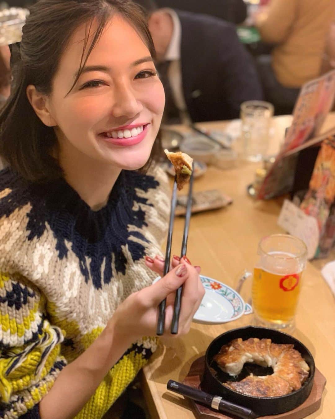 石井里奈さんのインスタグラム写真 - (石井里奈Instagram)「こんばんは😊❤️ . 今夜は里奈ログ😋😋✨ 大好きなビールと餃子🥟🍺 . 博多酒場だったので鉄板餃子で柚子胡椒だけでいただくもちもち餃子、最高だったー😋❤️ . そして久々のプルームテックプラスのご紹介✨11/1から数量限定で、リラックス・ワインレッド、アーバン・ディープバイオレットの2色がコンビニで販売されるよ💕 . スタイリッシュなデザインでおしゃれだし、別売りの専用アクセサリでカスタマイズしてみました💁‍♀気になる方は要チェック！ . 今日もお疲れ様でした❣️ . #りなまるグルメ #博多グルメ #福岡グルメ #鉄板餃子 #餃子 #gyoza #beer #ビール #福岡 #博多 #fukuoka #hakata #ビール女子 #居酒屋 #PR #ploomtechplus @ploom_official #プルームテックプラス #NEWCOLOR #ハイボール #グルメ #グルメ女子 #福岡旅行 #九州グルメ #九州 #dinner #夜ご飯 #餃子パーティー #餃子好き」10月30日 19時40分 - ri7tin1025