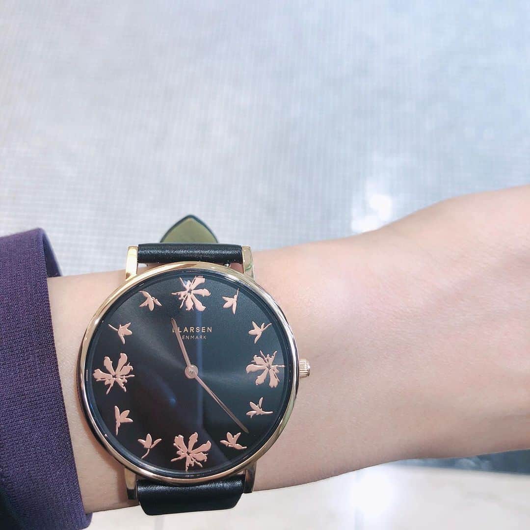 中西華菜さんのインスタグラム写真 - (中西華菜Instagram)「* プレゼントで頂いた時計を やっと投稿します⌚️💜 文字盤がとっても薄型で 腕にフィットしやすいし デザインもオシャレで (私の大好きなお花柄) 最近毎日つけています❣️ . 時計10個くらい持ってて 徐々にマニア化していってる😁😁 時計はプレゼントにも最適ですよね♪ 皆さんのおススメ教えて下さい💜 . @_llarsen  _ #llarsen #エルラーセン #ニコライバーグマン #コラボ #時計 #腕時計 #watch #日本代表 #model #モデル #bonforafrica #中西華菜 #kananakanishi #workout #筋トレ女子 #sports #スポーツ女子 #タビジョ #fashion #ファッション #outfit #かなコーデ #海外 #インフルエンサー #インスタグラマー」10月30日 19時42分 - kananakanishi