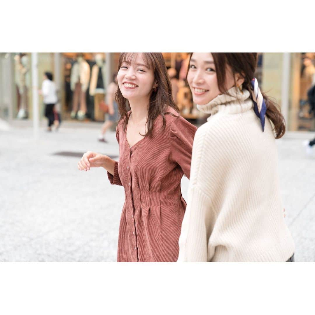 古田ちさこさんのインスタグラム写真 - (古田ちさこInstagram)「💘 久奈ちゃん @hisana22 とタピ撮🥤  @catcher_laranje ロケ中に飲んだ #HOCCHA 🐈 黒糖のタピオカミルクティー美味しかったです☺️✨ ご馳走様でした⭐︎ タピオカを待ちわびる後ろ姿、 #LARANJE段原店 @laranje_danbara  でしてもらったヘアの可愛さ伝わるかな？💓 . #laranje#ラランジェ#ラランジェ美容室 #広島美容室#広島ヘアサロン#広島サロモ #サロンモデル#広島サロンモデル#サロモ  #広島カフェ#広島カフェ部#hiroshimacafe #広島グルメ#hiroshimajapan#hiroshimafood  #タピオカ#タピオカミルクティー#広島タピオカ」10月30日 19時44分 - chisakofuruta