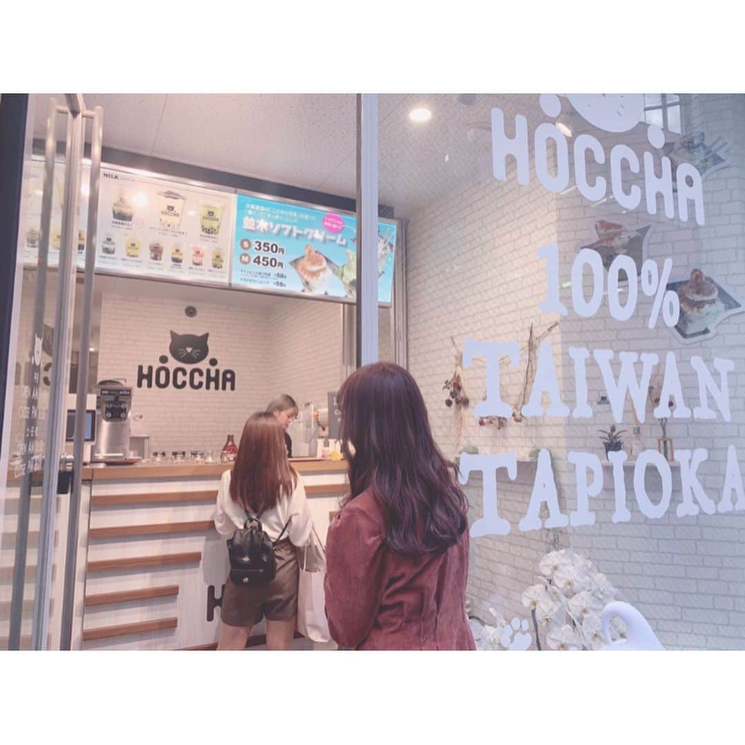 古田ちさこさんのインスタグラム写真 - (古田ちさこInstagram)「💘 久奈ちゃん @hisana22 とタピ撮🥤  @catcher_laranje ロケ中に飲んだ #HOCCHA 🐈 黒糖のタピオカミルクティー美味しかったです☺️✨ ご馳走様でした⭐︎ タピオカを待ちわびる後ろ姿、 #LARANJE段原店 @laranje_danbara  でしてもらったヘアの可愛さ伝わるかな？💓 . #laranje#ラランジェ#ラランジェ美容室 #広島美容室#広島ヘアサロン#広島サロモ #サロンモデル#広島サロンモデル#サロモ  #広島カフェ#広島カフェ部#hiroshimacafe #広島グルメ#hiroshimajapan#hiroshimafood  #タピオカ#タピオカミルクティー#広島タピオカ」10月30日 19時44分 - chisakofuruta