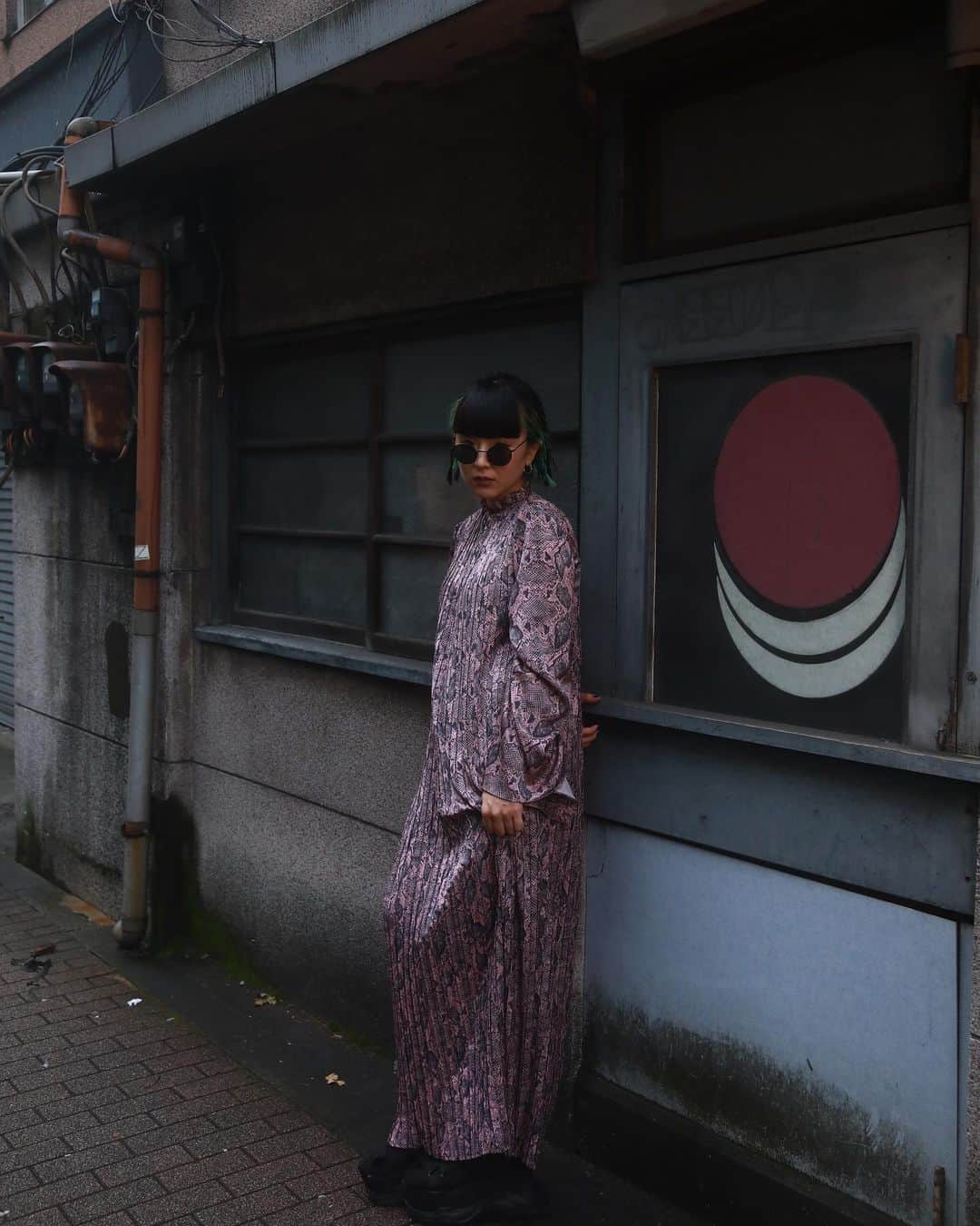 Young Juvenile Youthのインスタグラム：「her Magazine issue 09 @hermagazineofficial  母が撮る写真はシネマチックでどこかノスタルジックで一枚一枚にストーリーがみえる。かっこいー😌 Photo by @matsudamiyuki」
