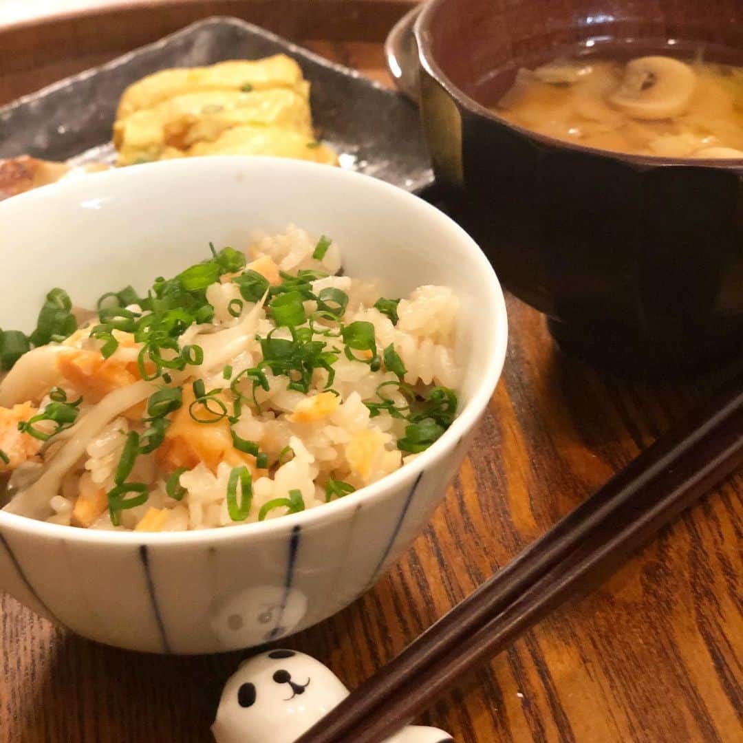 川島カヨのインスタグラム：「鮭と舞茸の炊き込みご飯炊いてみた。﻿ 秋が瞬く間に通り過ぎていっている。﻿ ﻿ お味噌はマッシュルームとキャベツ。  #きょうのごはん﻿ #適当ごはん﻿ #おうちごはん﻿ #おうちごはんlover﻿ #ゆるめし﻿ #japaneasefood﻿ #クッキングラム﻿ #ひとりごはん﻿ #夜ごはん﻿ #炊き込みご飯」
