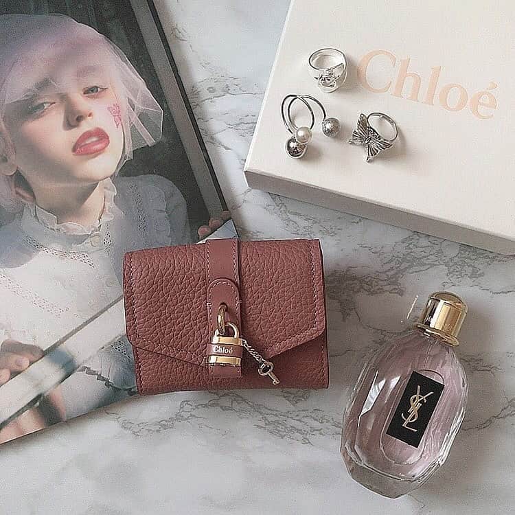 PATRA magazineさんのインスタグラム写真 - (PATRA magazineInstagram)「10/30❤︎「香水だけじゃない”Chloe”のおすすめ！」⠀ .⠀ 香水で有名な”Chloe”だけど、お財布も見逃せない！⠀ ⠀ 女性らしさ溢れる、淡い色味が魅力♪⠀ ブランド名の入った、ロックチャームもポイント❤️⠀ ⠀ お財布以外でも、Chloeは大人っぽいデザインが豊富♪⠀ 落ち着きのある、上品な雰囲気を出すにはぴったりなブランドだよ😌⠀ ⠀ .⠀ .⠀ Thank you 🌹 ⠀ @rii_maru⠀ .⠀ .⠀ 今女の子の中で流行っているコトやITEMがあればPATRAをタグ付けして教えてね❤︎⠀ 皆さんのすてきな投稿をぜひ紹介させてください！⠀ .⠀ .⠀ #PATRA #chloe #クロエ #お財布 #ウォレット #ブランドアイテム #ブランド財布 #ご褒美 #大人っぽアイテム #ファッションブランド #香水 #プレゼント #お誕生日プレゼント #置き画くら部 #置き画倶楽部 #置き画フォト #置き画⠀」10月30日 19時55分 - patra__jp