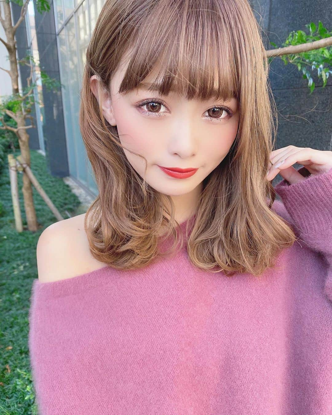 りなてぃさんのインスタグラム写真 - (りなてぃInstagram)「﻿ ﻿ @dianeperfectbeauty 様からいただいた﻿ ダイアンシリーズ最高峰の"ダメージリペア" アイテム💓﻿ ☞Miracle you...❤︎﻿ ﻿ ﻿ ダイアンは香りが本当に大好きで﻿ いい香りのシャンプーが気分の時は絶対これ！ってぐらい﻿ エクストラダメージリペアをよく使ってるんだけど﻿ 今回のMiracle youシリーズは﻿ フローラル系のさっぱりした香りで、﻿ これまたいい香りだったぁ🥺💓﻿ ﻿ ﻿ 枝毛をコーティングしてくれるダメージ補修力があるから﻿ 傷みがひどかったり、毛先の枝毛が気になってきた方﻿ あと、カラーとか紫外線で 乾燥ダメージが気になる人にもおすすめ！！﻿ カラーの色落ちを防ぐ機能もあって、﻿ カラーのダメージが気になる人には特にいいと思う💓﻿ ﻿ ﻿ シャンプー、トリートメントはお肌と同じで﻿ 自分に合う合わないはもちろん﻿ その時のコンディションによって使い分けるのも大事だと思うので﻿ ぜひ一度気になった方は試してみてほしいです💓﻿ ﻿ ﻿ ﻿ #ダイアン #モイストダイアン #ミラクルユー﻿ #ダイアンパーフェクトビューティー﻿ #ギーオイル #シャンプー #セラム #枝毛補修 ﻿ #カラープロテクト #ダメージリペア ﻿ #hair #hairstyle #haircare﻿ ﻿ ﻿」10月30日 20時01分 - rinatea_25