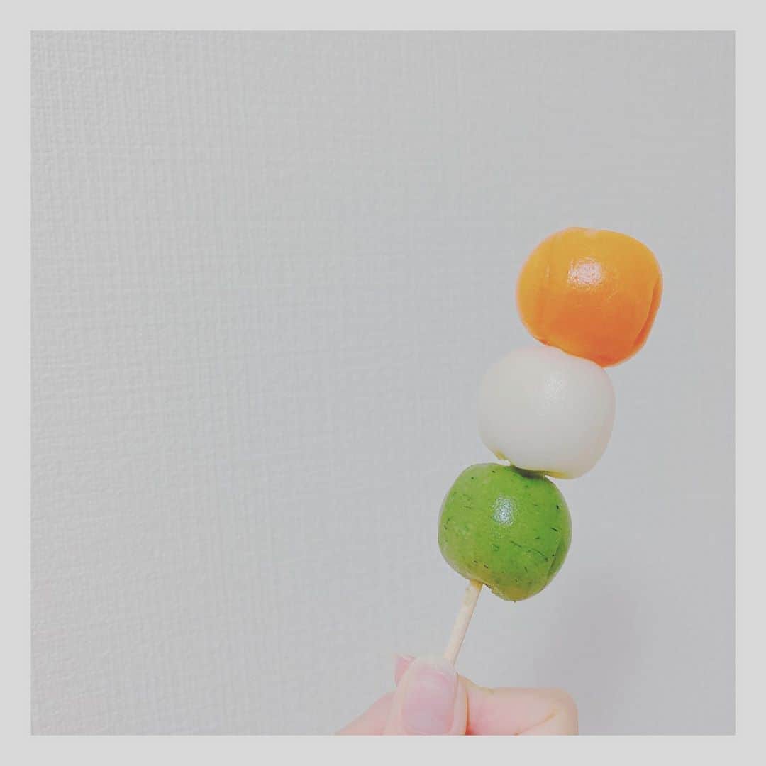 小原好美さんのインスタグラム写真 - (小原好美Instagram)「おだんご。 食べたくて買いました。  えーとぉ、うん。 撮ってる最中に「アンパン◯ン！」と思ってふざけましたw  #おいしいもの #コメントありがとうございます」10月30日 20時11分 - konomi_kohara0628