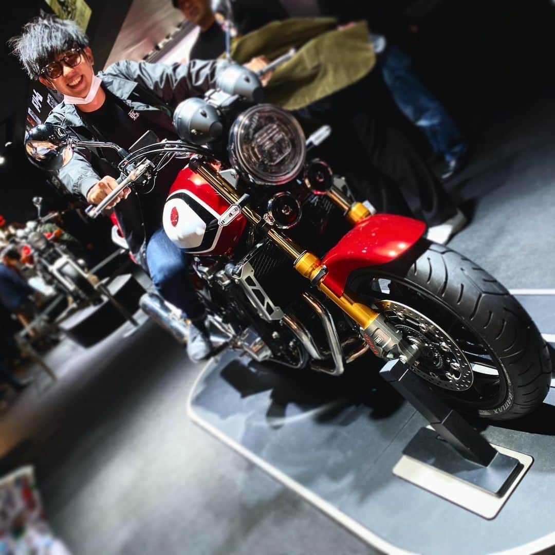 田中シングルのインスタグラム：「#東京モーターショー #高校の時友達のバイクでウイリーして転けたの思い出した」