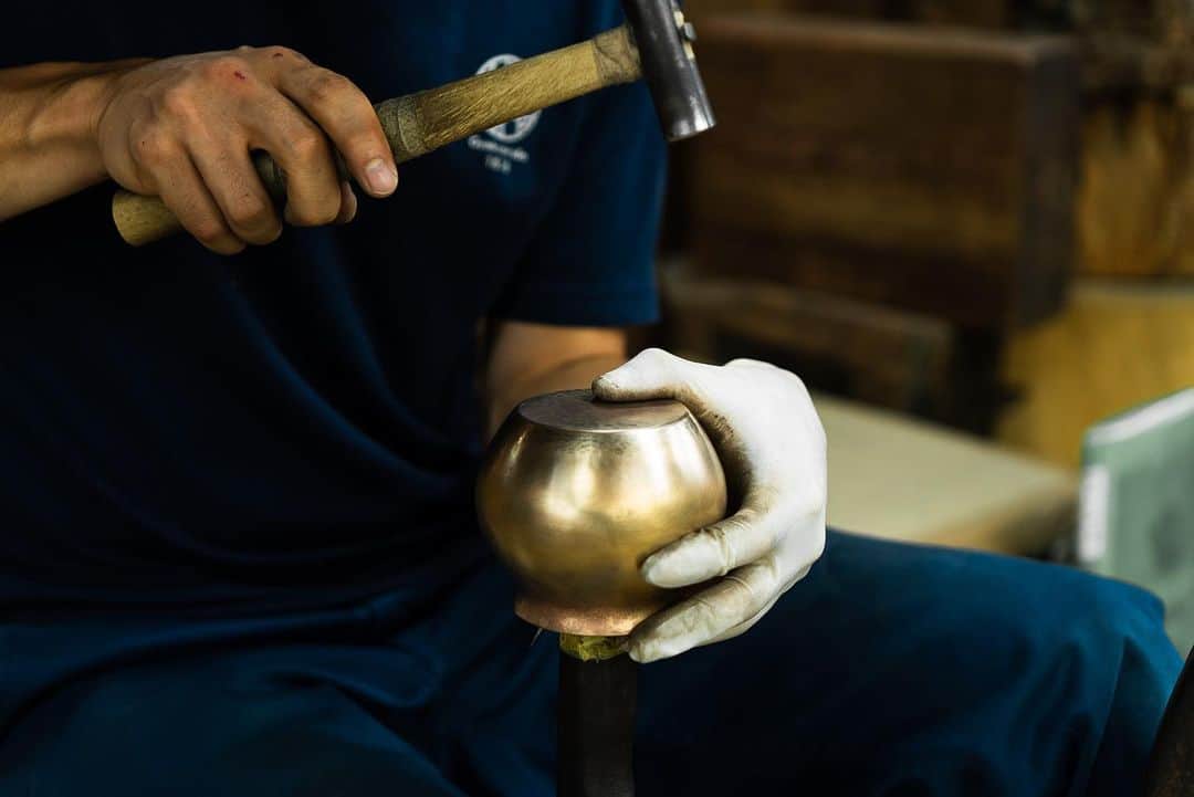 Japanese Craft Mediaさんのインスタグラム写真 - (Japanese Craft MediaInstagram)「Gyokusendo was founded in Tsubame city, Niigata in 1816. They are known as a copperware company which having unique techniques. One of these is ""Tsuiki Copperware"". It is crafted by hammering a single copper plate. This technique is passed on in Gyokusendo only over 200 years. The craft using this skill has a high reputation from the world.  #japanmade_co #japanmade #craft #craftsmanship #handcrafted #japansecraft #japaneseculture #japanesedesign #japanesestyle #japan_focus #japanesetraditional  #japanlover #thisisjapan #tsubamesanjo #niigata #japan #gyokusendo #copperware JapanMade collaborated with @mazda_jp to make this content.」10月30日 20時05分 - japan___made
