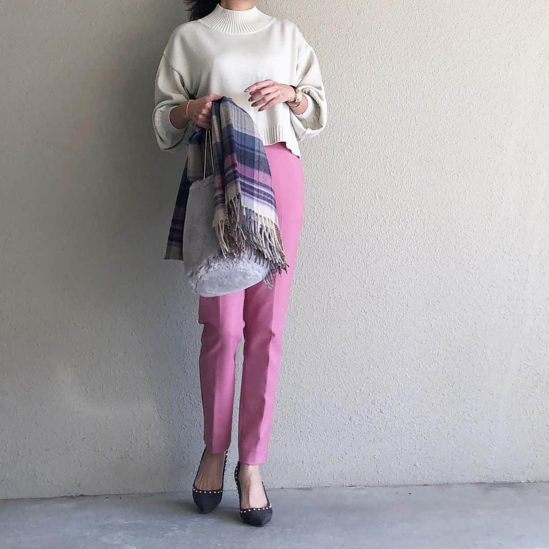 saaaay_kさんのインスタグラム写真 - (saaaay_kInstagram)「2019.10.30 coordinate♡ ひさしぶりに去年のピンクパンツ履いてみた^ ^ ・ ・ マフラーの色味ともリンクしてます👌 トップスのたっぽりボリューム袖が可愛い♡ 今時期にぴったりな素材感です！ ▽▽▽ @feerichelu  10/31(木)11:59までキャンペーン✨ 『2buy 10%off』クーポンを配布中ですよ🎃 ・ ・ tops.stole/ #feerichelu#feerichelu_style pants/ @plst_official  bag/ @odetteeodile  pumps/ @pellico_japan」10月30日 20時07分 - saaaay_k