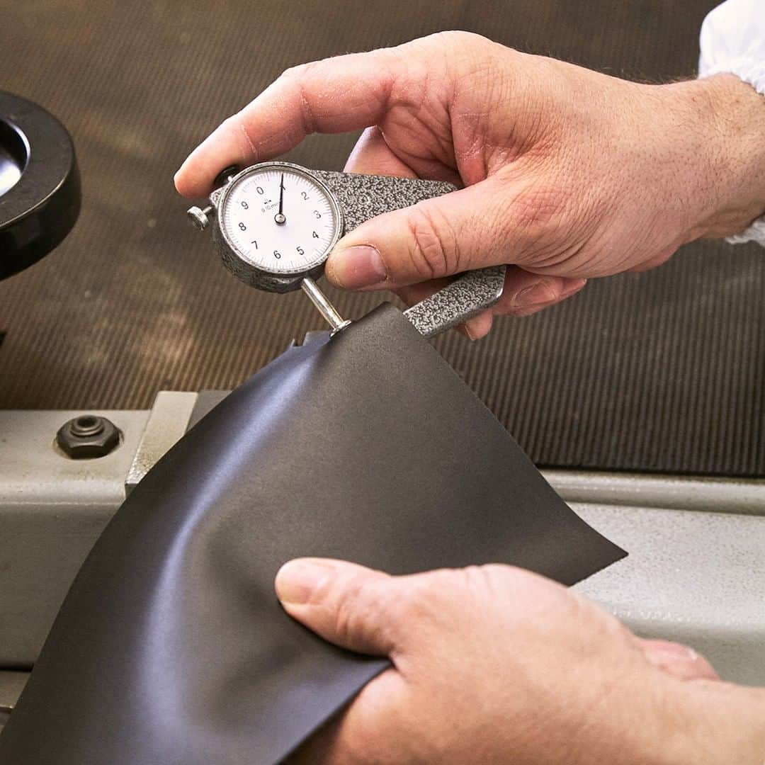 ドルチェ&ガッバーナさんのインスタグラム写真 - (ドルチェ&ガッバーナInstagram)「The measuring of the thickness of leather is a fundamental part in the process of the making of the #DGSicily62. It requires experience, precision and a lot of time. #DGFattoAMano」10月30日 20時21分 - dolcegabbana