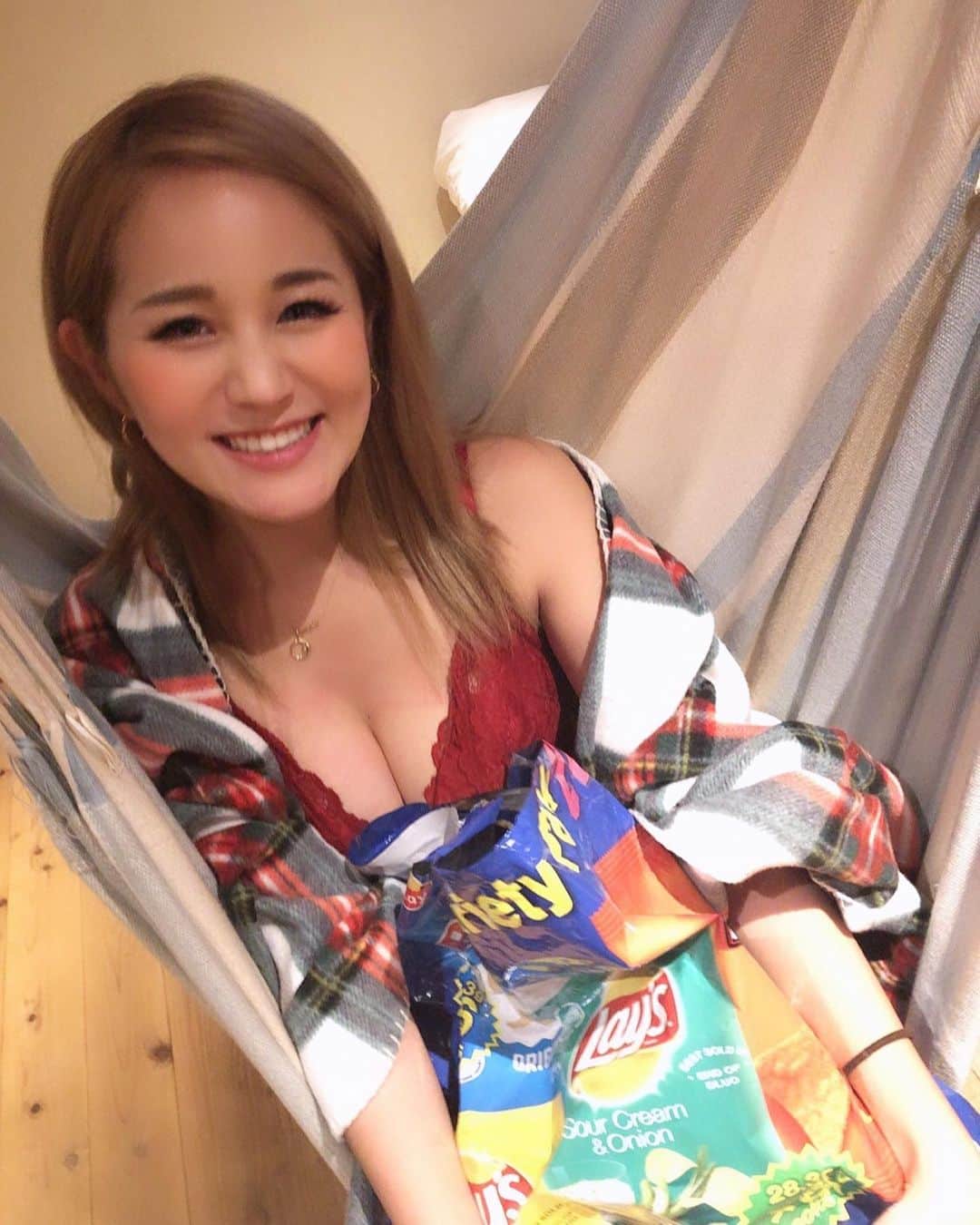 LORYのインスタグラム：「ポテチ何味派？🥳👻🍭🎃 🙋🏼‍♀️ #サワークリームオニオン」