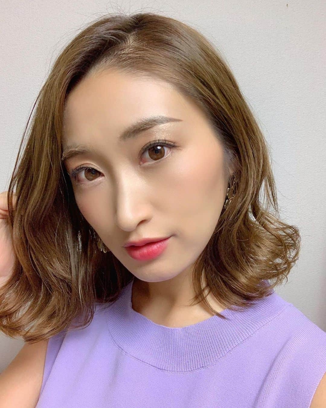 三井菜那さんのインスタグラム写真 - (三井菜那Instagram)「「リサージ ミルクオイル ミッフィーデザイン 」の発表会にご招待頂きました🌷✨ @lissage_official  ㅤㅤㅤㅤㅤㅤㅤㅤㅤㅤㅤㅤㅤ  可愛らしいミッフィーデザインの "リサージ ミルクオイル"は、 ミルクタイプですが、 肌にのせるとオイルになる不思議なテクスチャー。 ㅤㅤㅤㅤㅤㅤㅤㅤㅤㅤㅤㅤㅤ  オイルとミルクといいとこ取りをしたオイルイン美容液❤️ ㅤㅤㅤㅤㅤㅤㅤㅤㅤㅤㅤㅤㅤ  わたしは朝のスキンケアに使うことが多いのですが、 メイク崩れが気にならないのがお気に入り！ 1回2プッシュ出して軽くマッサージをしながら塗布しています🤤 ㅤㅤㅤㅤㅤㅤㅤㅤㅤㅤㅤㅤㅤ  発表会のトークショーゲストは 小田切ヒロさんと神山まりあさん。 おふたりの肌がつやっつやで輝いていて見とれてしまうほどお綺麗でした🥺！ ㅤㅤㅤㅤㅤㅤㅤㅤㅤㅤㅤㅤㅤ  小田切さんが 「肌は人の景色。肌がキレイだと顔の印象も違うし明るくなれる。」とおっしゃっていて、 いまより丁寧に、心を込めてケアをして、 自分の肌に自信が持てるように頑張ろうと思いました😊💕 ㅤㅤㅤㅤㅤㅤㅤㅤㅤㅤㅤㅤㅤ  また、 精神状態や環境に合わせてスキンケアを変えたり、 時にシンプルなケアをして、 その時々に合ったケアを無理なくすることが大切。とおはなしされていたので、 うるおいのお守り的美容液としてリサージミルクオイルをキープしておこうっと✨ ㅤㅤㅤㅤㅤㅤㅤㅤㅤㅤㅤㅤㅤ  美容に対するモチベーションが上がった ステキな発表会でした🌷 ㅤㅤㅤㅤㅤㅤㅤㅤㅤㅤㅤㅤㅤ  #リサージ#ミルクオイル#もっちりハリ肌#ミッフィー」10月30日 20時28分 - nana.0312