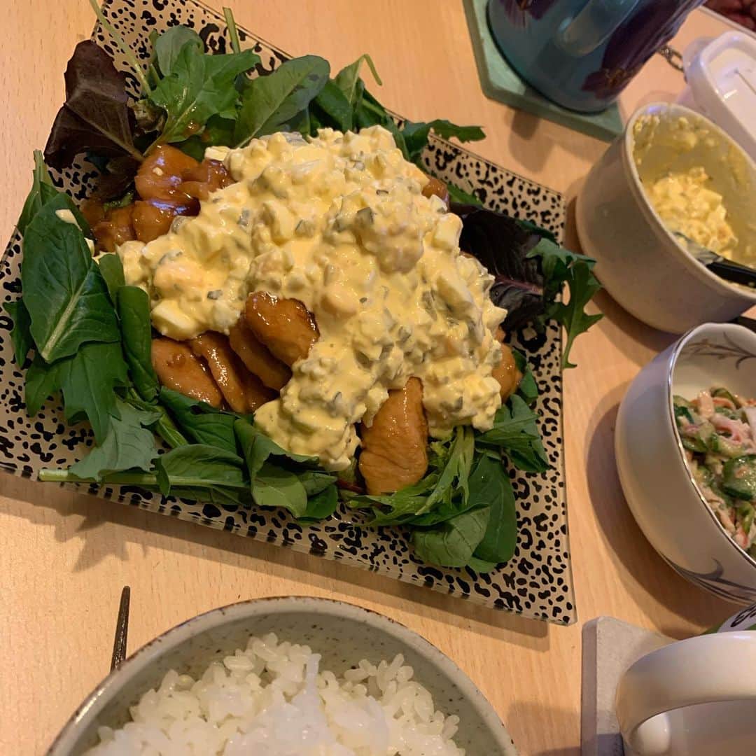 祐澄しゅんのインスタグラム：「最近定番化してきた。 チキン南蛮。甘酢系が好きなんだという事でね。昨日は肉団子だし。 最近膝をまた痛めてちょっと落ちたけど、やるっきゃないからね。色々頑張る！ #チキン南蛮 #タルタルソース #手作りご飯 #サラダ #味噌汁 #今日も仕事がんばった」