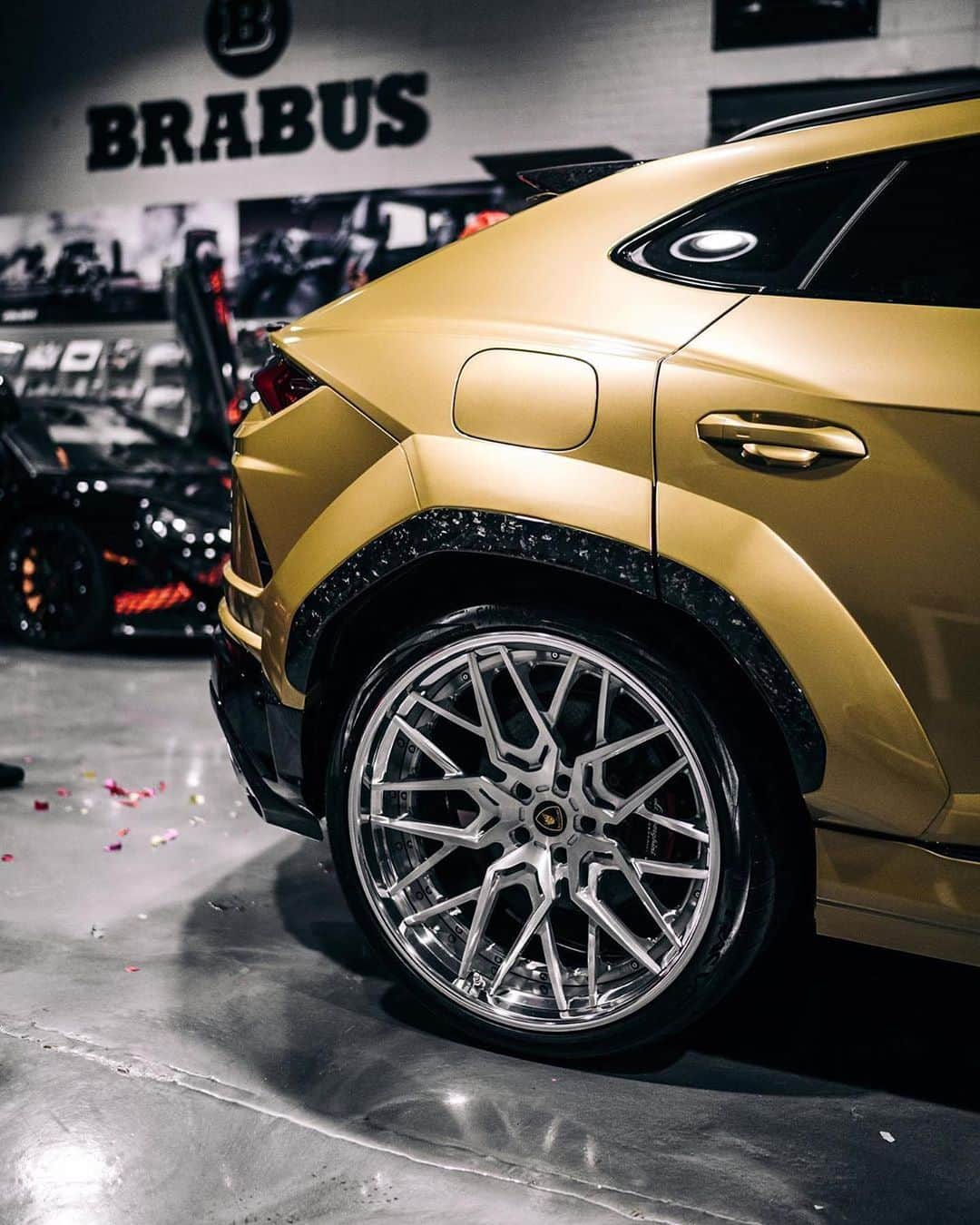 CarsWithoutLimitsさんのインスタグラム写真 - (CarsWithoutLimitsInstagram)「Now this is one nasty Widebody Lambo Urus built by @abushi.nyc . The kit is by @1016industries and rims by @velosdesignwerks  Owner @bossmansvj  #carswithoutlimits #lamborgini #urus」10月30日 20時22分 - carswithoutlimits