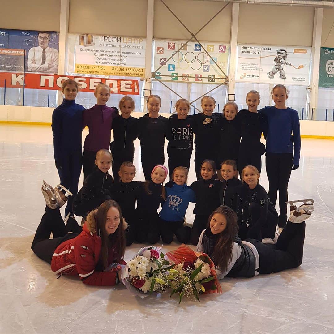 アレクサンドラ・プロクロワのインスタグラム：「Всех тренеров с праздником ♥️ #teamTriumph 🎊」