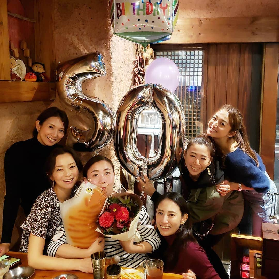 佐藤純さんのインスタグラム写真 - (佐藤純Instagram)「本日、マネージャーお誕生日🎂  お誕生日おめでとう🎉✨😆✨🎊 昨日は、担当モデルが集合してお誕生日会。  うちの事務所のお笑い担当モデルはみんなキャッシー担当なの？(マネージャーのあだ名です)って思うくらいみんなオモロイ🤣  キャッシーが何歳になったかは秘密🙊(笑)  私とアッキーは、前の事務所から一緒なので…かれこれ16年間マネージャーとして支えてきてくれました。  時には、衝突し、夫婦ゲンカ？のように泣きながらブーブー言ったこともあります。。。 でも、今もこうしてモデルとして頑張ってこれたのは、マネージャーをはじめ回りの支えや応援があったからこそ。  ありがとう👍  キャッシー、これからもよろしくね❤  お誕生日おめでとう😆  #マネージャー #お誕生日おめでとう #happybirthday  #いつもありがとう #これからもよろしくね #飲兵衛チーム #ママ #ママモデル #モデル #mama #mamamodel #model」10月30日 20時38分 - junsatoidea