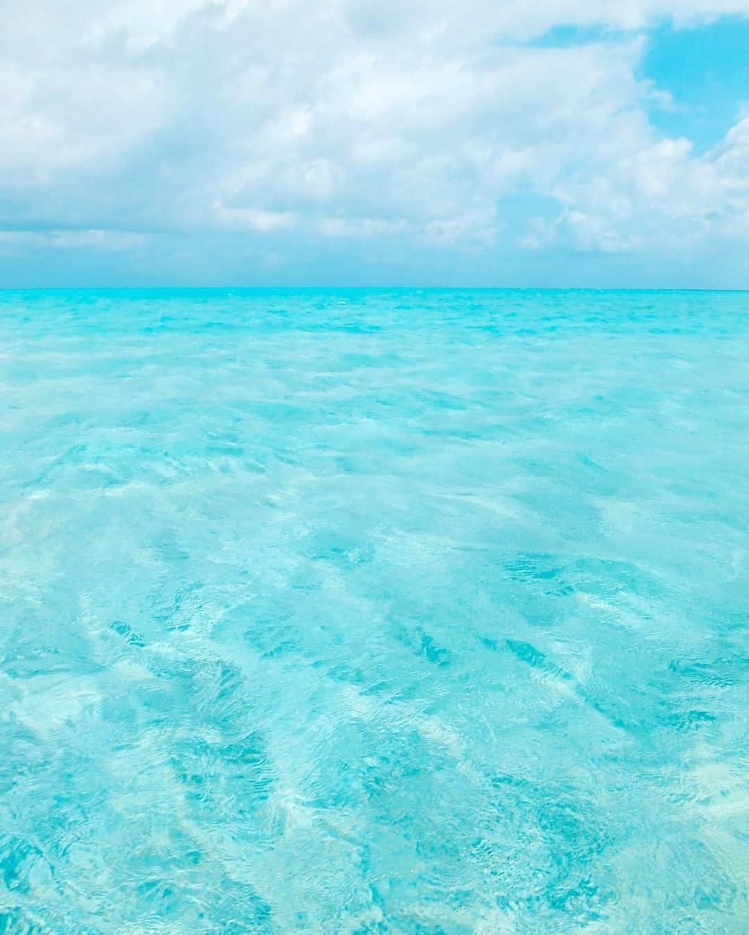 大矢真夕さんのインスタグラム写真 - (大矢真夕Instagram)「There is a beach surrounded by the sea 360 degrees in a small island in Kagoshima Prefecture, Japan🌞🏝 . 与論島の百合が浜 . 360°を海に囲まれたビーチ😊 . この日は風が強くてダメだったけど、 パラソルやチェアを置いてのんびりすることも出来るよ😊  #beachstyle #beautifulsea #beachgirl #beautifulmatters #海 #ビーチ #travelandlife #beautifulworld #旅 #bikini #natureperfection #アウトドア #鹿児島 #moodygrams #写真部 #百合が浜 #sheisnotlost #与論島 #tropicalvibes #光 #沖縄旅行 #beachlife #island #沖縄  #travelandleisure #写真 #bestvacations #季節 #ビキニ #水着」10月30日 20時38分 - mayuohya