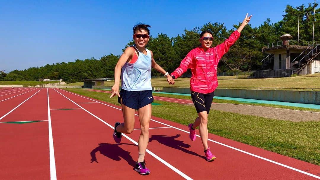 松田瑞生のインスタグラム：「＊ トヨタ自動織機と練習被った~ たまたま練習終わるの同じやったから ゆいとダウンジョグ~🏃‍♀️ 〝類は友を呼ぶやなぁ~〟て言いながら 走ってた。笑 #宮崎 #合宿 #問題児 #👯‍♀️ #❤️」