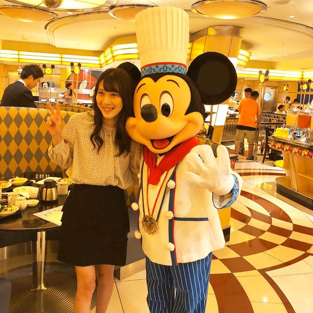 大田理裟のインスタグラム：「ディズニーアンバサダーホテルの﻿ シェフミッキー最高☺️☺️☺️💜﻿ ご飯食べてたらキャラクター達が﻿ テーブルに会いに来てくれた💕﻿ ホテルのいろんなところが﻿ ミッキーだらけで可愛かった(o^^o)🍀﻿ また行きたいな〜っ💓💓﻿ ﻿ #ディズニーアンバサダーホテル #アンバサダーホテル #ディズニー #disneysea #disney #chefmickey #disneyresort #ディズニーシー #シェフミッキー #東京ディズニーシー #ディズニーリゾート」