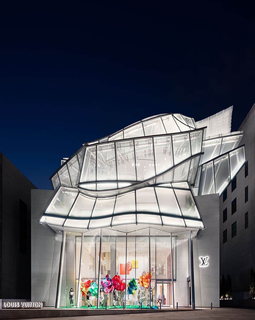 ルイ・ヴィトンさんのインスタグラム写真 - (ルイ・ヴィトンInstagram)「A poetic structure. The facade of #LouisVuitton’s new Maison in Seoul was designed by #FrankGehry to echo both the #FondationLouisVuitton in Paris and the traditional Korean Crane Dance. Find out more about the #LVSeoul flagship opening via link in bio. #루이비통서울」10月30日 20時35分 - louisvuitton