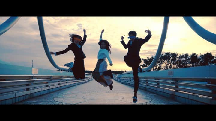 仮谷せいらのインスタグラム：「"Odora Never Cry" のMVが YouTubeにて公開になりました🎥💓 .踊らなきゃ暗いぞ！っと 歌ってしまっているので…笑 踊っちゃってます🕺💃✨ .是非見てみてくださいね♡ 感想もお待ちしています！！！ #OdoraNeverCry #仮谷せいら」
