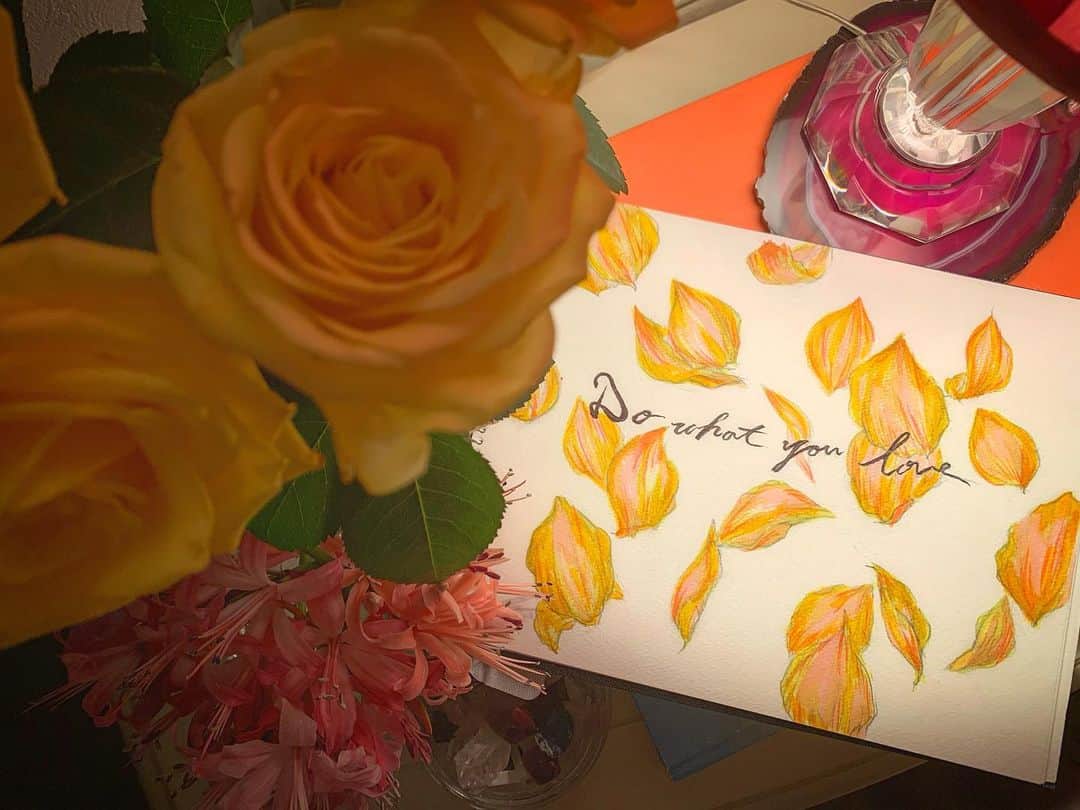 澤田友美さんのインスタグラム写真 - (澤田友美Instagram)「. 💛💛💛 . . . #dowhatyoulove #drawing #flowers #petals #rose #watercolor #love」10月30日 20時50分 - tomomi__sawada