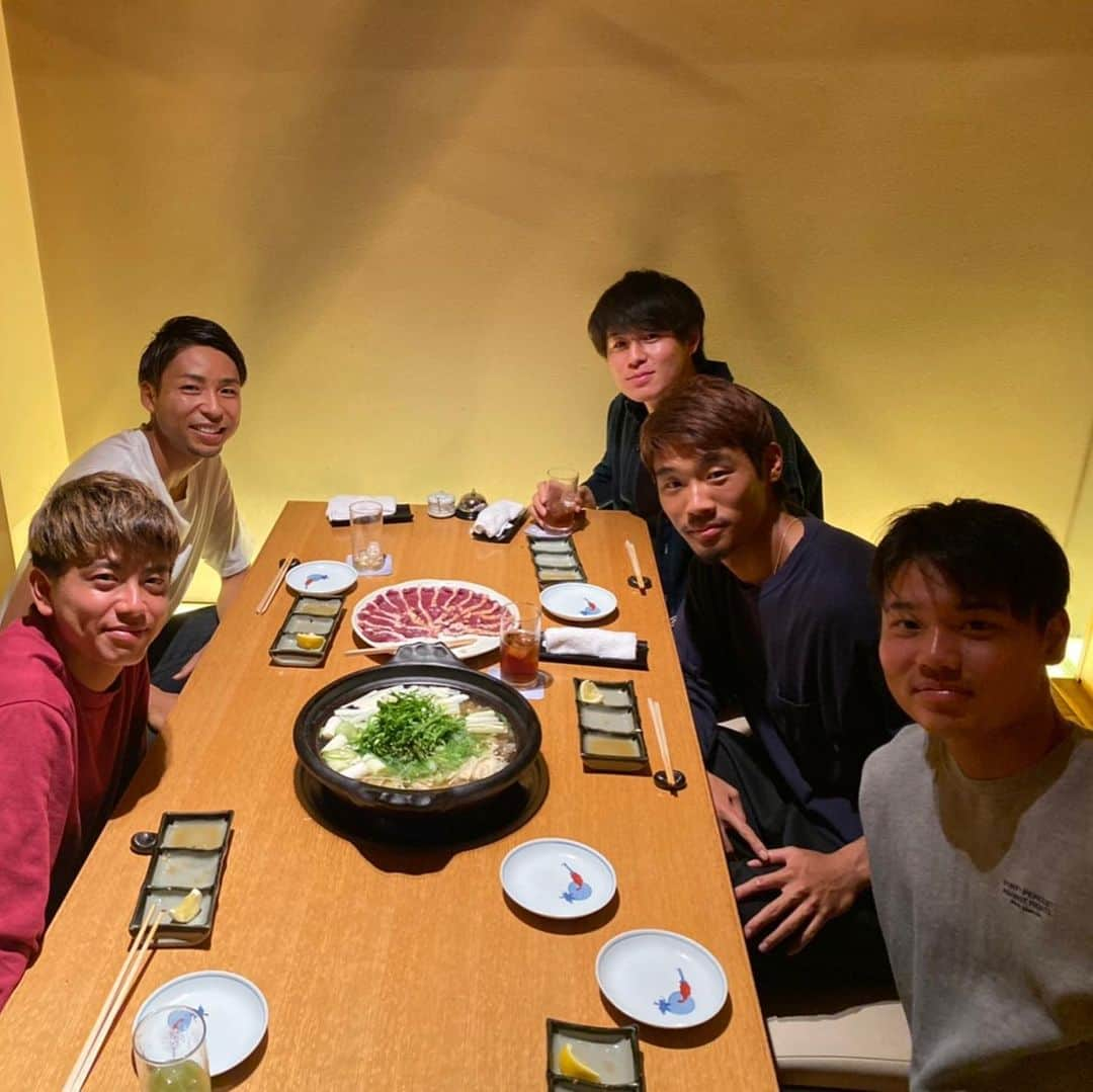 小林悠さんのインスタグラム写真 - (小林悠Instagram)「若手会🍲  今日は若手をご飯に誘い、スッポン鍋を食べてスッポンのエキスと若手のエキスを十分に吸ってきました😂👍笑  左下から時計周りにタツヤ、僕、ヤスト、守田、#川崎の菅田将暉  楽しい話と若手からパワーをもらったのでまた明日から練習頑張ります！😁」10月30日 21時04分 - kobayashiyu11