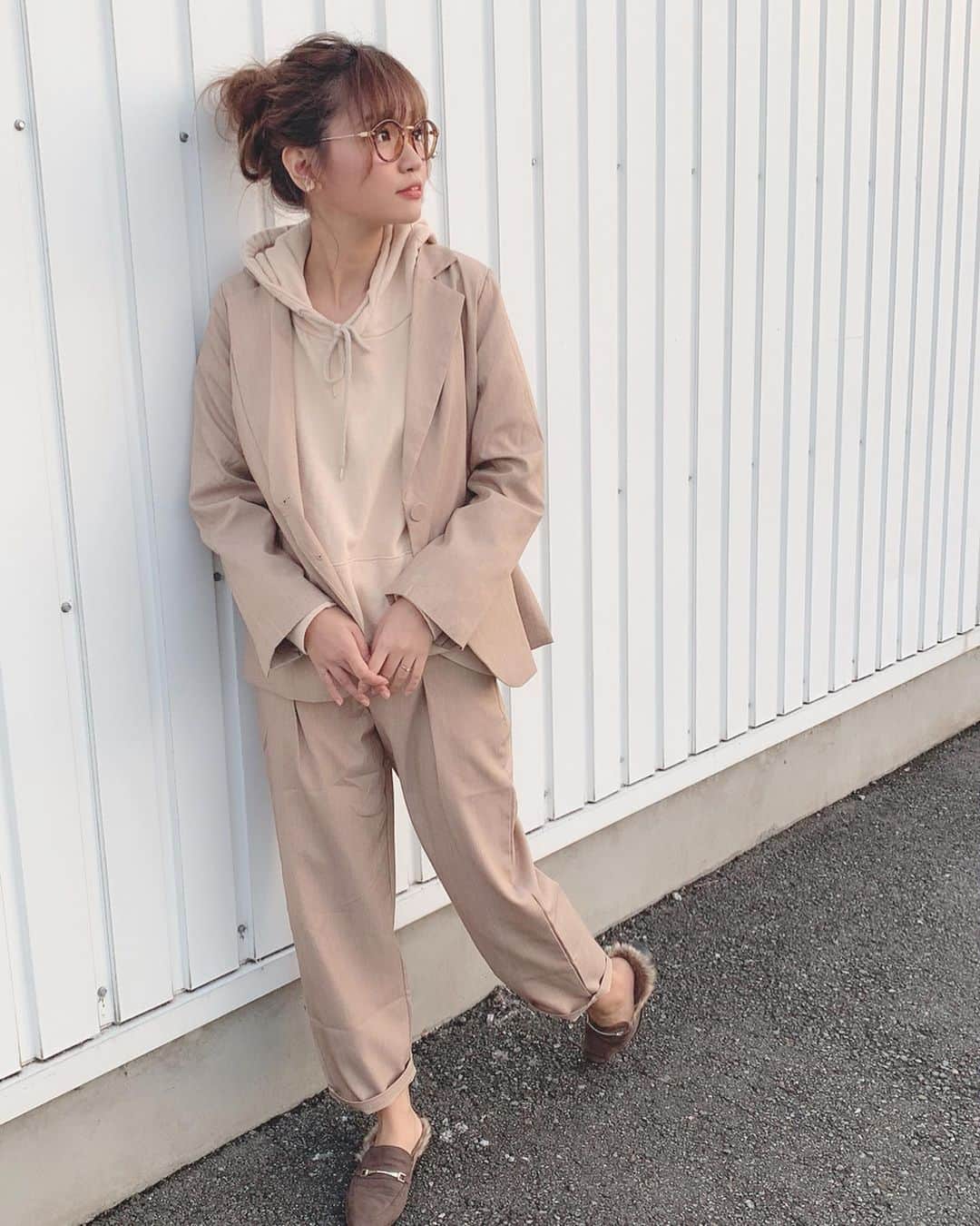 いっちゃん/嶋津 いつみのインスタグラム：「. . この3日ぐらい体調悪めで 久しぶりにお外出た😛💨💨💨w . . . 今日は溜まってた用事を片付けようと 動いたんやけど必要書類が足りんかって 結局なんもできんかった😑🙏🏻チーン。 . . . . . ご近所カジュアルコーデは @17kg_official  のセットアップだよー💁‍♀️✨ . . . . . . #関西  #関西サロモ  #サロンモデル #サロモ #いっちゃん  #フリーモデル #関西モデル  #あざといっちゃん #かわいっちゃん #いっちゃんコーデ #ブライダルモデル #アレンジモデル #ヘアカラー  #ヘアアレンジ #ootd . . .」