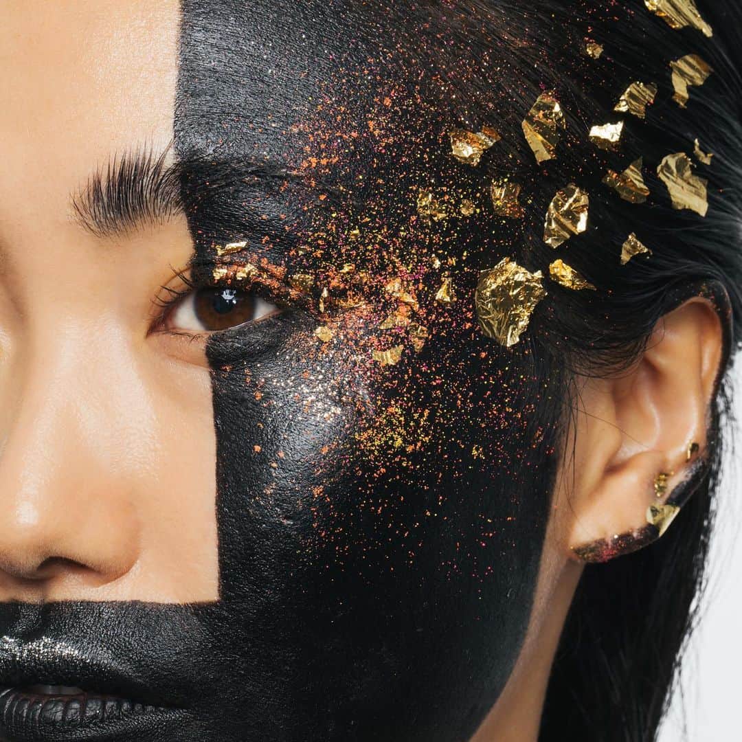 M∙A∙C Cosmetics Japanのインスタグラム：「ㅤ M·A·Cが提案するハロウィンメイク🎃 -FACE編- マットな黒を主役に、ピグメントやグリッターで強い光沢をプラス。ダークさと甘さを共存させました✨作り方は2枚目をチェック👉 ㅤ LIP、EYE編とあわせて、ぜひハロウィンメイクの参考にしてくださいね✨ ㅤ ㅤ ↓↓使用メイン製品↓↓ [クロマ ケーキ] ブラック ブラック（表参道ヒルズ限定） [グリッター]プラチナ（表参道ヒルズ限定） [グリッター]ゴールド（表参道ヒルズ限定） [ピグメント] ロック イット イエロー（表参道ヒルズ限定） ㅤ ㅤ MAKEUP: M·A·C ARTIST RYOKO SHIONO/ DAIKI SHIMIZU @macpro_tokyo MODEL: M·A·C ARTIST RYOKO SHIONO @macpro_tokyo PHOTO: @takaki_iwata ㅤ #MACHalloween #MACハロウィン ㅤ ㅤ ㅤ ㅤ ㅤ #MACCosmeticsJapan #MACコスメ #MACCosmetics #コスメ #メイク #リップ #メイクマニア #makeup #cosme #lip #lipmakeup #cosmetics #ハロウィン #ハロウィンメイク #ハロウィンパーティー #ハロウィン2019 #halloween #halloweenmakeupideas2019 #halloweenmakeup #halloweenparty #黒リップ #メイクアップ #メイク好き #メイク術 #ピグメント #グリッター #ラメメイク」