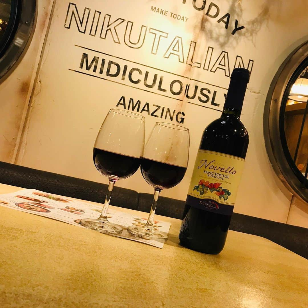 肉talian 金山店のインスタグラム：「. 🎊数量限定！ノヴェッロ解禁🍷 . こんにちは！ 肉talian金山店のあゆみです🐟 . ノヴェッロとは！？と思った皆さん！ノヴェッロというのは、イタリア新種ワインです🇮🇹フランスのヴォジョレーヌーボーのイタリアver.と思ってもらえれば大丈夫です🙆‍♀️ 癖が少なく飲みやすいので、普段はワインを飲まない方にもおすすめ！生ハムや自家製ローストビーフなどと一緒にお試しください！ 数量限定ですので、なくなり次第終了します⚠️😳 . 🍷ノヴェッロ・サンジョベーゼ ルビーコーネ Glass ¥630- Bottle ¥:3.450- . #肉talian #肉タリアン #ノヴェッロ #ヴォジョレーヌーボー #ヴォジョレー #金山 #名古屋 #金山ディナー #金山ごはん #名古屋ディナー #名古屋ごはん #肉 #ワイン #イタリアン」