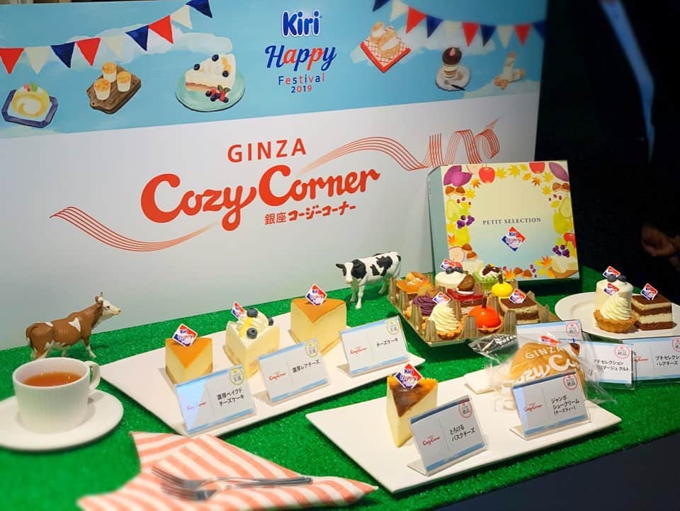小松彩夏さんのインスタグラム写真 - (小松彩夏Instagram)「私が大好きなクリームチーズ🧀﻿ Kiri( @kirijp_cp )の新商品発表会『Kiri Happy Festivai 2019』行ってきました😊✨﻿ ﻿ Kiriのクリームチーズが本当に大好きでいつもクラッカーと一緒にいただいているのですが、そんなKiriが私が大好きな販売店と幸せすぎるコラボを...😍﻿ ﻿ そんな中でも私のオススメを紹介します❣️﻿ ﻿ 銀座コージーコーナー( @ginzacozycorner )の『濃厚ベイクドチーズケーキ』﻿ コクのある濃厚な味わいにKiriの乳味と酸味を合わせた絶妙なバランス✨甘いのが苦手な方にもオススメです‼️﻿ ﻿ 不二家( @fujiya.fs )の『チーズティータルト』﻿ 流行りのチーズティーがタルトになっちゃった❣️紅茶のムースがフワフワで美味しかったぁ😍﻿ ﻿ ポンパドウル( @pompadour1969 )の『クリームチーズ(はちみつ)』﻿ 私、チーズとはちみつの組み合わせ大好きなんです🥰Kiriの塩味とはちみつの甘さが絶妙でした💕﻿ ﻿ ﻿ 今年のKiriのテーマは﻿ 「しあわせ、とろける、ひとときを。」﻿ ﻿ 美味しいケーキやパンをいただけて﻿ 本当に幸せでとろけるひとときでした😍💕﻿ ﻿ 今度、現場の差し入れにどれを持って行こうかな...🍰﻿ ﻿ って考えている時間も幸せ🥰﻿ ﻿ ﻿ #PR #kiri #キリクリームチーズ #キリフェス2019 #キリフェス #不二家 #FUJIYA #コージーコーナー #ポンパドウル #チーズケーキ #ginzacozycorner #pompadour1969 #チーズ #food #yummy #美味しい #コマログ」10月30日 21時21分 - official_ayaka_502