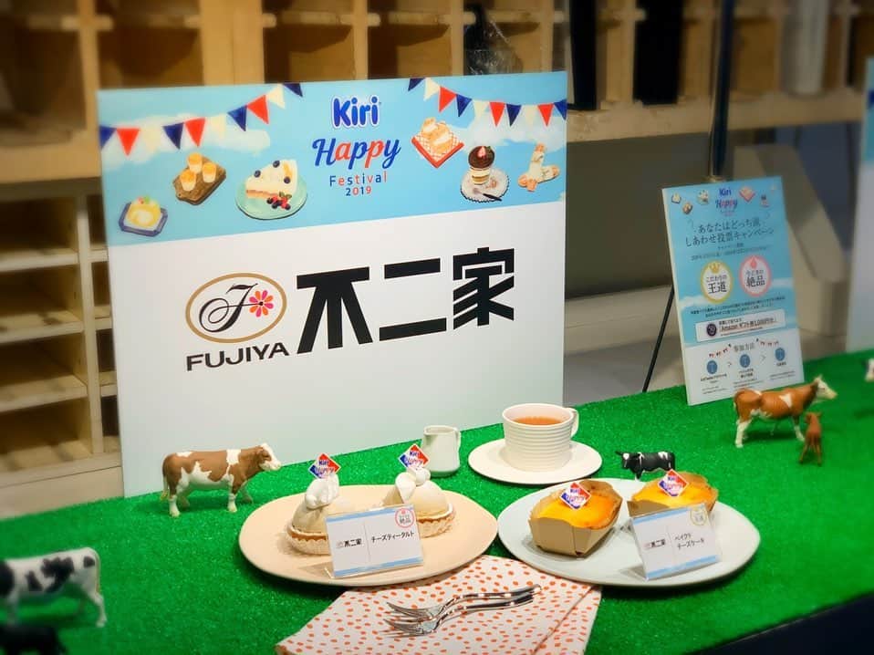 小松彩夏さんのインスタグラム写真 - (小松彩夏Instagram)「私が大好きなクリームチーズ🧀﻿ Kiri( @kirijp_cp )の新商品発表会『Kiri Happy Festivai 2019』行ってきました😊✨﻿ ﻿ Kiriのクリームチーズが本当に大好きでいつもクラッカーと一緒にいただいているのですが、そんなKiriが私が大好きな販売店と幸せすぎるコラボを...😍﻿ ﻿ そんな中でも私のオススメを紹介します❣️﻿ ﻿ 銀座コージーコーナー( @ginzacozycorner )の『濃厚ベイクドチーズケーキ』﻿ コクのある濃厚な味わいにKiriの乳味と酸味を合わせた絶妙なバランス✨甘いのが苦手な方にもオススメです‼️﻿ ﻿ 不二家( @fujiya.fs )の『チーズティータルト』﻿ 流行りのチーズティーがタルトになっちゃった❣️紅茶のムースがフワフワで美味しかったぁ😍﻿ ﻿ ポンパドウル( @pompadour1969 )の『クリームチーズ(はちみつ)』﻿ 私、チーズとはちみつの組み合わせ大好きなんです🥰Kiriの塩味とはちみつの甘さが絶妙でした💕﻿ ﻿ ﻿ 今年のKiriのテーマは﻿ 「しあわせ、とろける、ひとときを。」﻿ ﻿ 美味しいケーキやパンをいただけて﻿ 本当に幸せでとろけるひとときでした😍💕﻿ ﻿ 今度、現場の差し入れにどれを持って行こうかな...🍰﻿ ﻿ って考えている時間も幸せ🥰﻿ ﻿ ﻿ #PR #kiri #キリクリームチーズ #キリフェス2019 #キリフェス #不二家 #FUJIYA #コージーコーナー #ポンパドウル #チーズケーキ #ginzacozycorner #pompadour1969 #チーズ #food #yummy #美味しい #コマログ」10月30日 21時21分 - official_ayaka_502