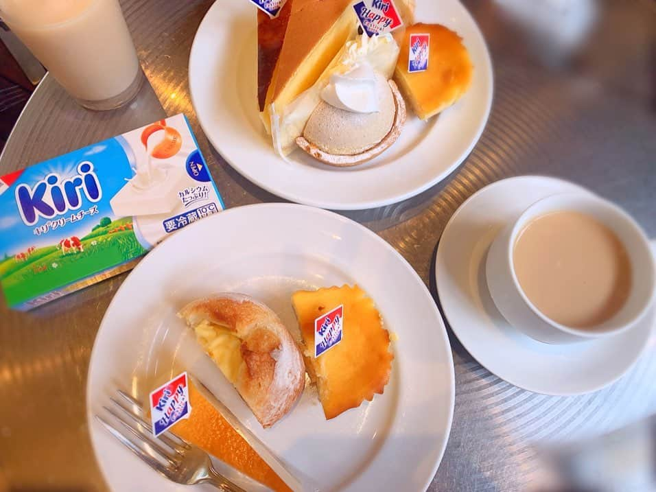 小松彩夏さんのインスタグラム写真 - (小松彩夏Instagram)「私が大好きなクリームチーズ🧀﻿ Kiri( @kirijp_cp )の新商品発表会『Kiri Happy Festivai 2019』行ってきました😊✨﻿ ﻿ Kiriのクリームチーズが本当に大好きでいつもクラッカーと一緒にいただいているのですが、そんなKiriが私が大好きな販売店と幸せすぎるコラボを...😍﻿ ﻿ そんな中でも私のオススメを紹介します❣️﻿ ﻿ 銀座コージーコーナー( @ginzacozycorner )の『濃厚ベイクドチーズケーキ』﻿ コクのある濃厚な味わいにKiriの乳味と酸味を合わせた絶妙なバランス✨甘いのが苦手な方にもオススメです‼️﻿ ﻿ 不二家( @fujiya.fs )の『チーズティータルト』﻿ 流行りのチーズティーがタルトになっちゃった❣️紅茶のムースがフワフワで美味しかったぁ😍﻿ ﻿ ポンパドウル( @pompadour1969 )の『クリームチーズ(はちみつ)』﻿ 私、チーズとはちみつの組み合わせ大好きなんです🥰Kiriの塩味とはちみつの甘さが絶妙でした💕﻿ ﻿ ﻿ 今年のKiriのテーマは﻿ 「しあわせ、とろける、ひとときを。」﻿ ﻿ 美味しいケーキやパンをいただけて﻿ 本当に幸せでとろけるひとときでした😍💕﻿ ﻿ 今度、現場の差し入れにどれを持って行こうかな...🍰﻿ ﻿ って考えている時間も幸せ🥰﻿ ﻿ ﻿ #PR #kiri #キリクリームチーズ #キリフェス2019 #キリフェス #不二家 #FUJIYA #コージーコーナー #ポンパドウル #チーズケーキ #ginzacozycorner #pompadour1969 #チーズ #food #yummy #美味しい #コマログ」10月30日 21時21分 - official_ayaka_502