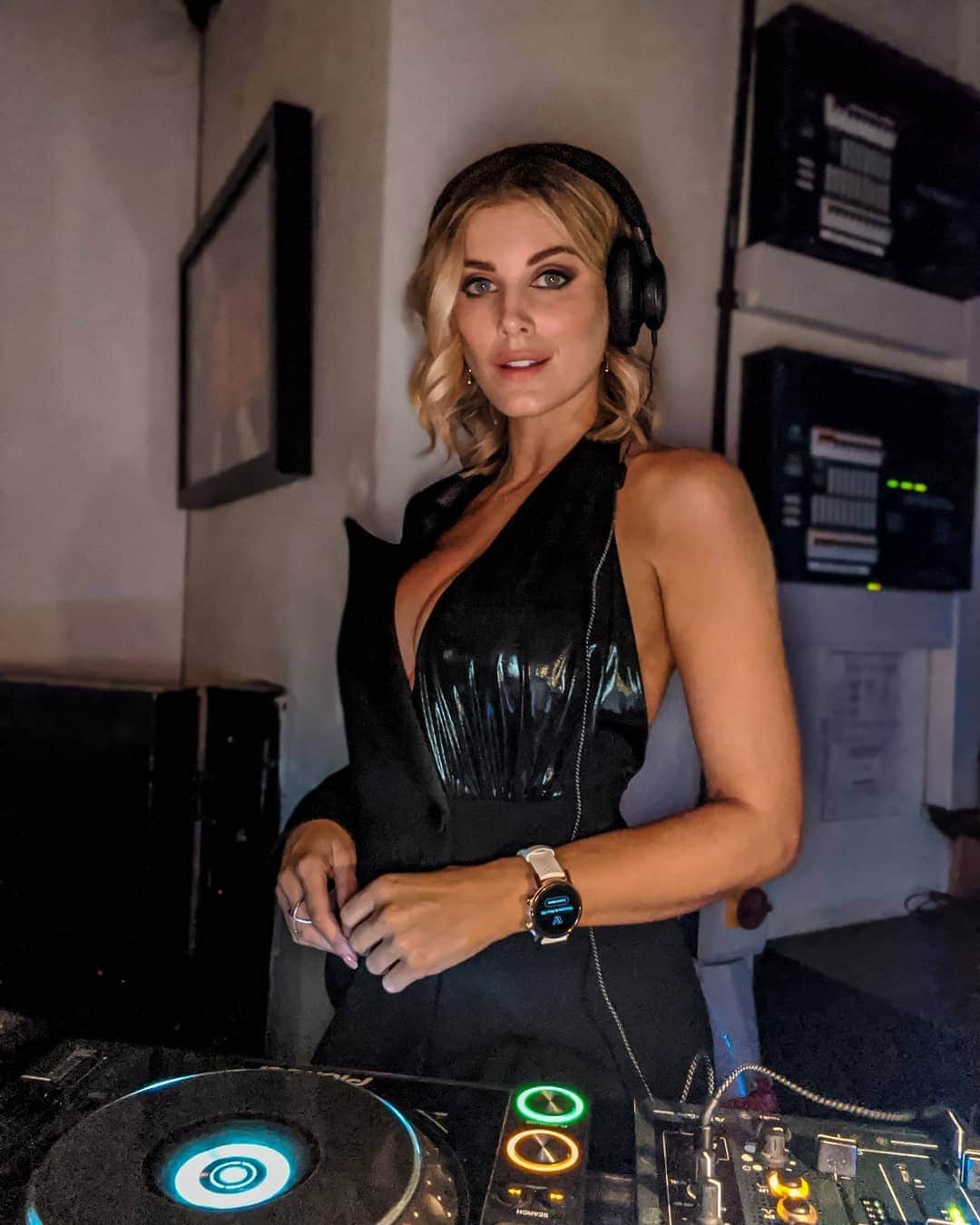 Ashley Jamesさんのインスタグラム写真 - (Ashley JamesInstagram)「AD: We had a pretty good time (get it?) hosting and DJ'ing the launch of the new @moto360 smartwatch last night. ⌚🎶 I was lucky enough to get to wear the watch the last few days, and I love it. Plus, it's the first smartwatch that looks more sexy than 'techy' so I've been wearing it out at night too. My one is rose gold and white. Anyway you can find out more about it at moto360.com if you're interested. Think it's comes out mid-november sometime. ❤️✨ #timeforyou #Moto360 #BitterSweetDJs #djlife」10月30日 21時21分 - ashleylouisejames