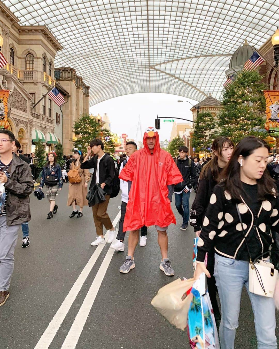 ルーカス・ポドルスキさんのインスタグラム写真 - (ルーカス・ポドルスキInstagram)「Always ready to have fun 😅🤔 #laugh #poldi #elmo 🇯🇵」10月30日 21時21分 - lukaspodolski