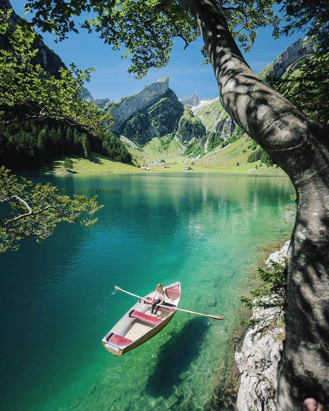 BEAUTIFUL DESTINATIONSさんのインスタグラム写真 - (BEAUTIFUL DESTINATIONSInstagram)「Perfect lake day conditions 🛶Ride a cable car up to Ebenalp and hike down to Seealpsee Lake in Switzerland. If you have time, visit Gasthaus Aescher- a restaurant built within the cliff for amazing views and Swiss fare! (📷: @everchanginghorizon & @jess.wandering 📍: Seealpsee Lake, #Switzerland)」10月30日 21時23分 - beautifuldestinations