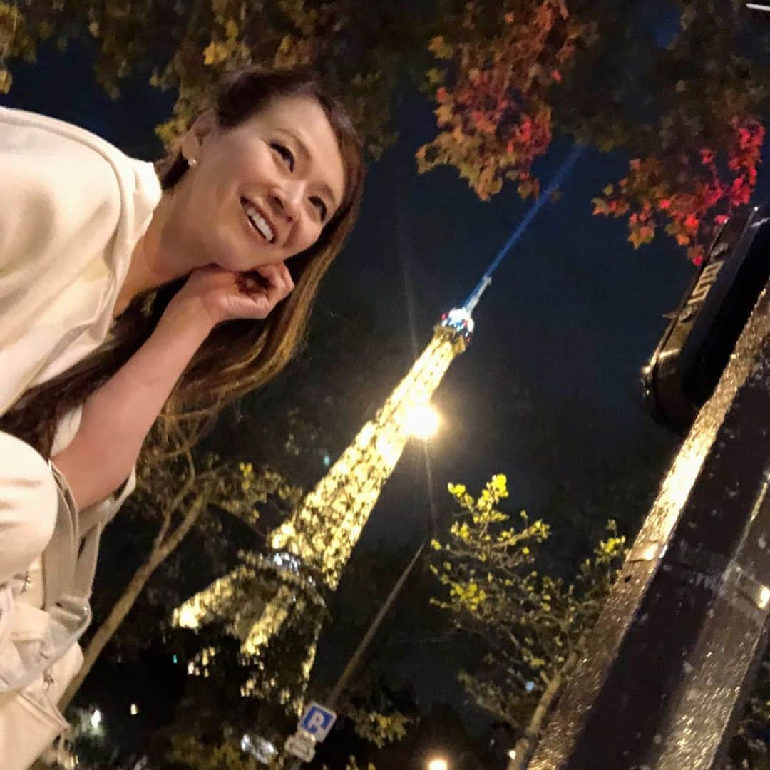 里井真由美さんのインスタグラム写真 - (里井真由美Instagram)「パリに来ました🇫🇷 ・ ・ ヴェルサイユ宮殿〜チュイルリー公園お散歩しながらモンブラン♡ ・ ・ フランスマロンと生クリームとメレンゲ。軽めなので日本人の方にも食べやすいかと思います🌰🌰 ・ ・ パリ「セバスチャン ゴダール」のモンブランです。 ・ ・ テレビ出演や東京モーターショーなどイベント続きなのですが、急なお声がけを頂き、パリで開催中の「サロンドショコラ2019」に少しだけお伺いする予定です♡ ・ ・ そちらも合わせてamebloやfacebook書きますね〜 ・ ・ #パリ#パリとわたし#セバスチャンゴダール#フランスマロン#サロンデュショコラ#モンブラン#モンブラン巡り#和栗#和栗のモンブラン#栗#フランス栗#里井真由美#1級フードアナリスト里井真由美#さといいね#栗スイーツ#デパ地下#ホテルスイーツ#デパ地下スイーツ#ホテル#ありが糖運動#まゆログ」10月30日 21時26分 - mayumi.satoi