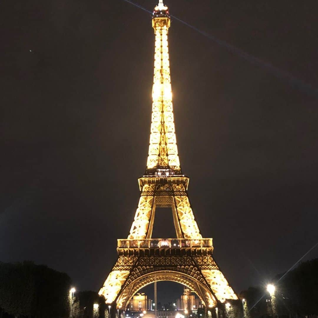 里井真由美さんのインスタグラム写真 - (里井真由美Instagram)「パリに来ました🇫🇷 ・ ・ ヴェルサイユ宮殿〜チュイルリー公園お散歩しながらモンブラン♡ ・ ・ フランスマロンと生クリームとメレンゲ。軽めなので日本人の方にも食べやすいかと思います🌰🌰 ・ ・ パリ「セバスチャン ゴダール」のモンブランです。 ・ ・ テレビ出演や東京モーターショーなどイベント続きなのですが、急なお声がけを頂き、パリで開催中の「サロンドショコラ2019」に少しだけお伺いする予定です♡ ・ ・ そちらも合わせてamebloやfacebook書きますね〜 ・ ・ #パリ#パリとわたし#セバスチャンゴダール#フランスマロン#サロンデュショコラ#モンブラン#モンブラン巡り#和栗#和栗のモンブラン#栗#フランス栗#里井真由美#1級フードアナリスト里井真由美#さといいね#栗スイーツ#デパ地下#ホテルスイーツ#デパ地下スイーツ#ホテル#ありが糖運動#まゆログ」10月30日 21時26分 - mayumi.satoi